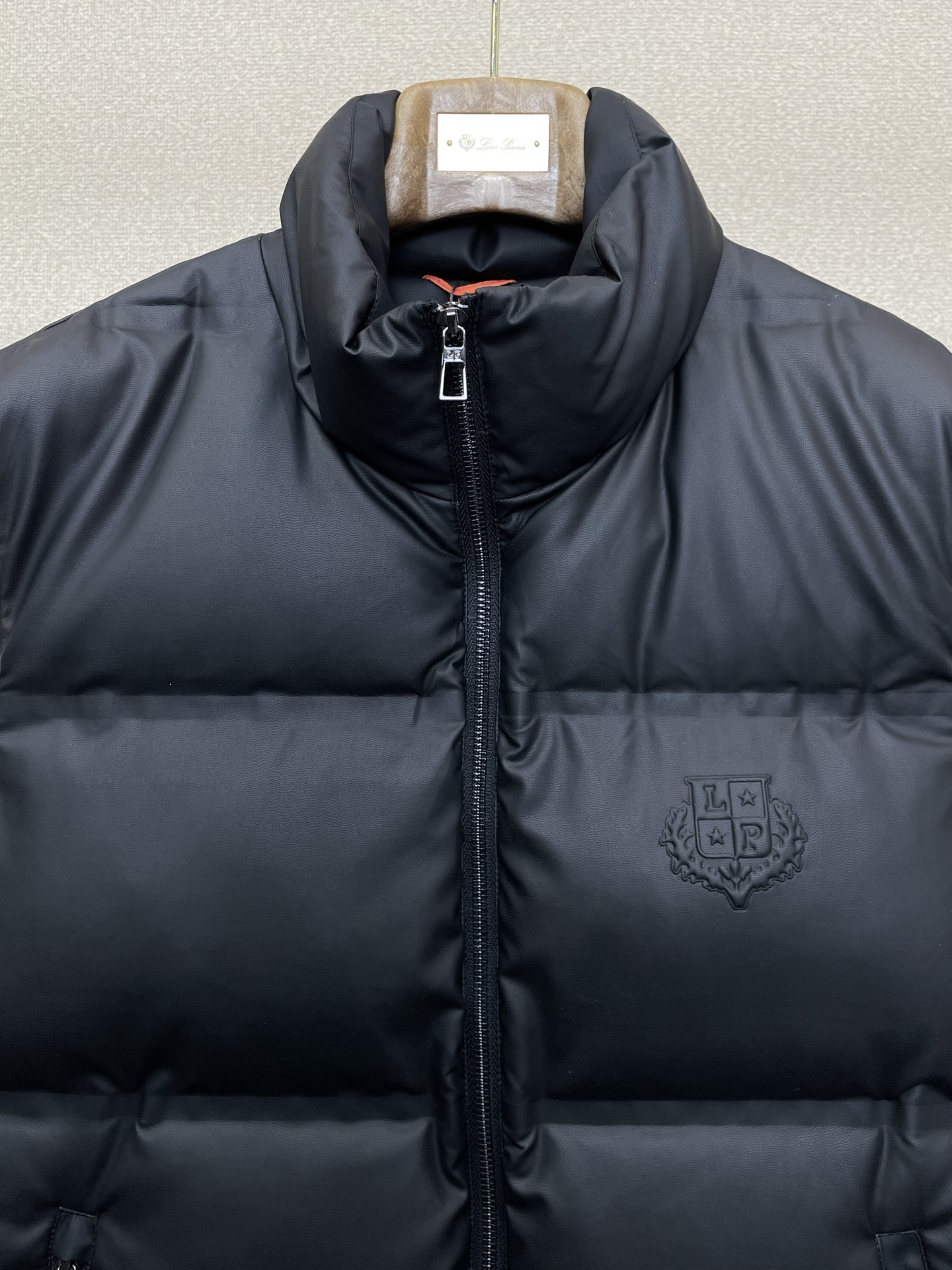 。羽绒服-lP🆕-Loro Piana诺悠翩雅💥独家专供秋冬新款羽绒服 立领皮质羽绒马甲 贸易公司渠道稀