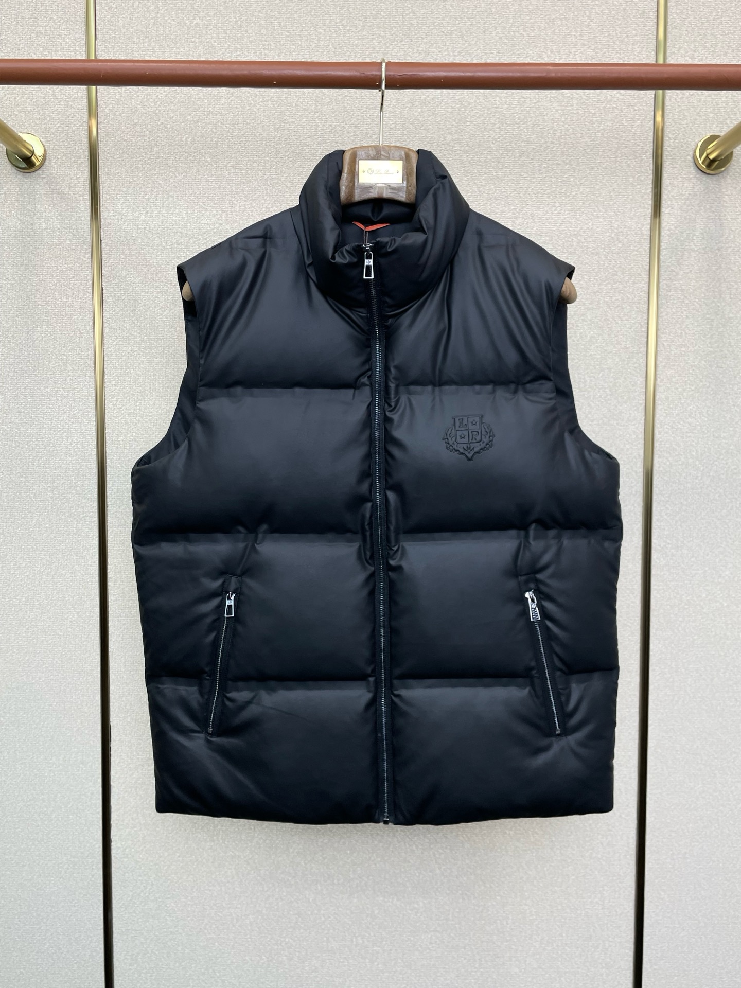 。羽绒服-lP🆕-Loro Piana诺悠翩雅💥独家专供秋冬新款羽绒服 立领皮质羽绒马甲 贸易公司渠道稀