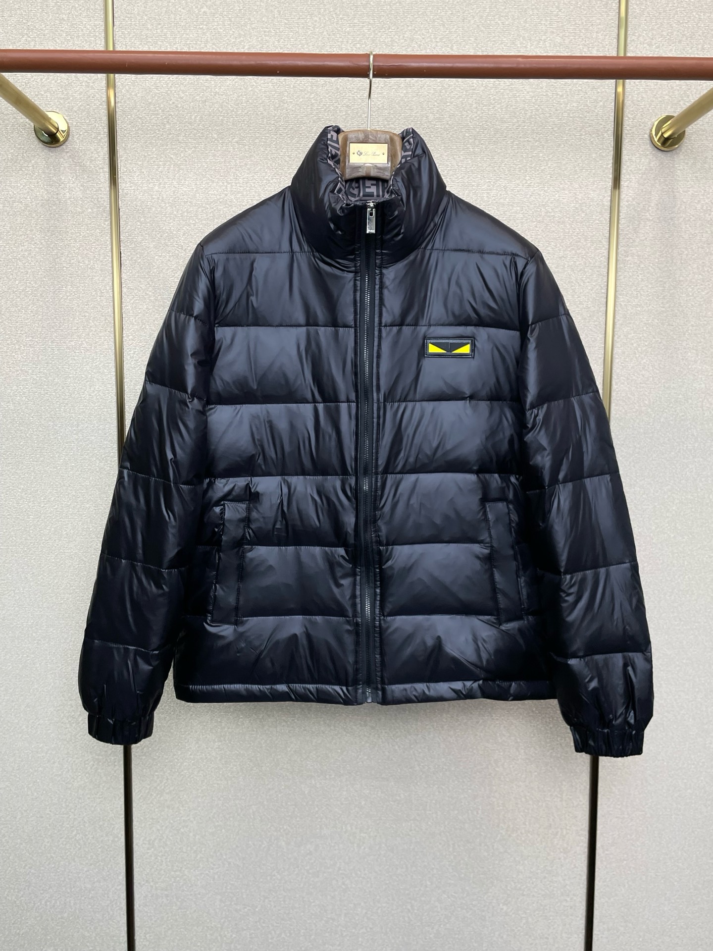 NO:622861,.Down Jacket-FENDI Fendi’s new style that everyone will buy! The latest fashionable down jackets. Jackets with classic design and great looks. The quality is impeccable and quality control allows you to buy it directly. It is a high-end product that cannot be faulted! You can feel its powerful aura through the detailed pictures. It has a remarkable effect of gathering heat and keeping warm, so you don’t have to worry about getting a little chilly! Both fashionable and functional, the whole style looks more luxurious! Size M-3XL,,fendi,fendi,jackets & coats,down jacket,alexander wang19860909.羽绒服-FENDI芬迪砸锅卖铁都要上的新款！最新时尚羽绒服.经典设计感与颜值爆棚的外套,品质更是无法挑剔品控可以直接入手,不容过错的高端臻品！通过细节图片便可感受到它强悍的气场,聚温保暖效果显著,完全不用担心会有一点寒意！时尚与功能性兼备,整款显得更加的奢华大气！ 尺码M-3XL,,fendi,fendi,jackets & coats,down jacket,alexander wang,Men's clothing