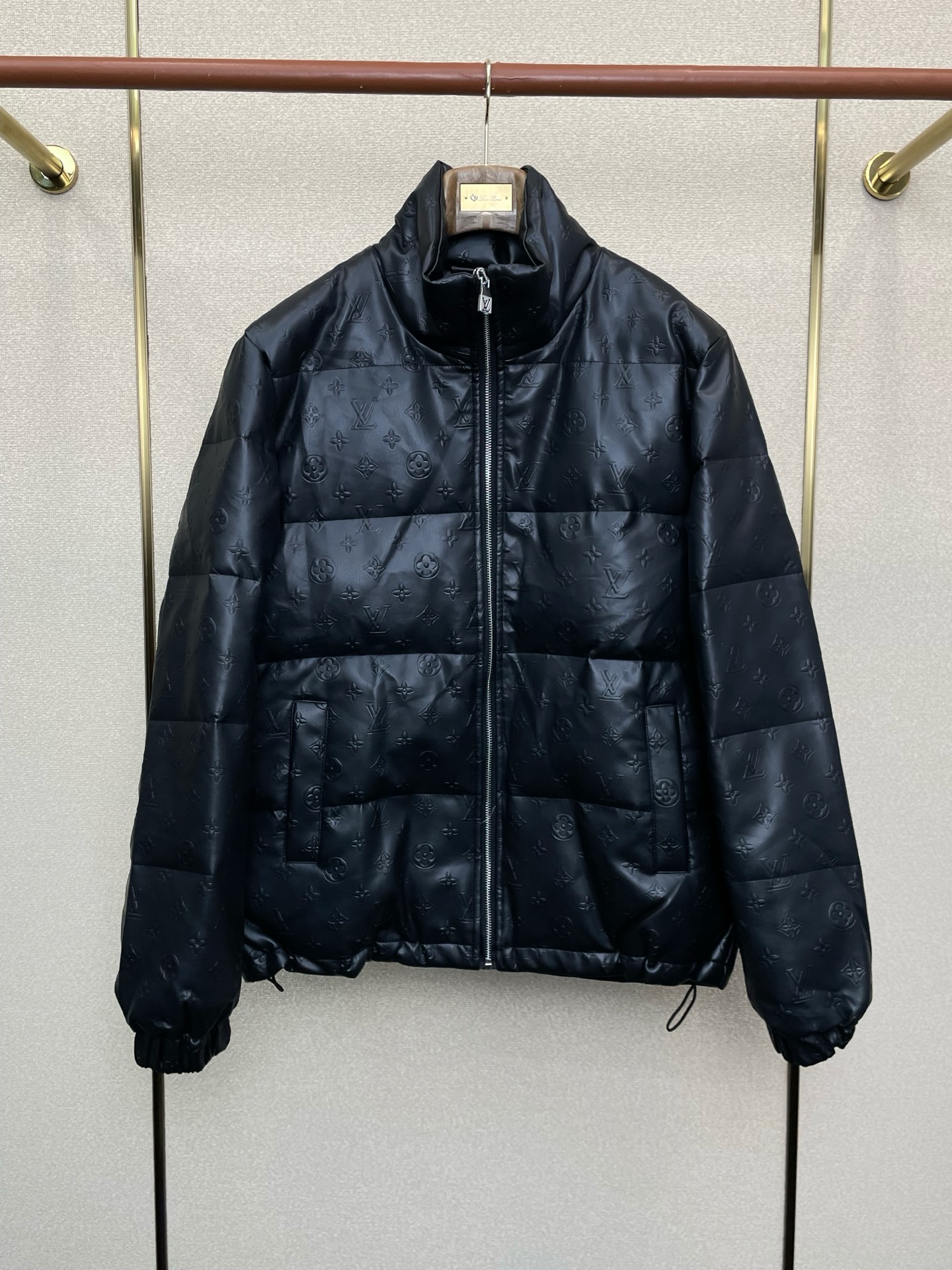 NO:622851,.Down Jacket-Louis Vuitton’s new style that is always on sale! The latest fashionable down jackets. Jackets with classic design and great looks. The quality is impeccable and quality control allows you to buy it directly. It is a high-end product that cannot be faulted! You can feel its powerful aura through the detailed pictures. It has a remarkable effect of gathering heat and keeping warm, so you don’t have to worry about getting a little chilly! Both fashionable and functional, the whole style looks more luxurious! Size M-3XL,,louis vuitton,louis vuitton,jackets & coats,down jacket,alexander wang19860909.羽绒服-Louis Vuitton路易威登砸锅卖铁都要上的新款！最新时尚羽绒服.经典设计感与颜值爆棚的外套,品质更是无法挑剔品控可以直接入手,不容过错的高端臻品！通过细节图片便可感受到它强悍的气场,聚温保暖效果显著,完全不用担心会有一点寒意！时尚与功能性兼备,整款显得更加的奢华大气！ 尺码M-3XL,,louis vuitton,louis vuitton,jackets & coats,down jacket,alexander wang,Men's clothing