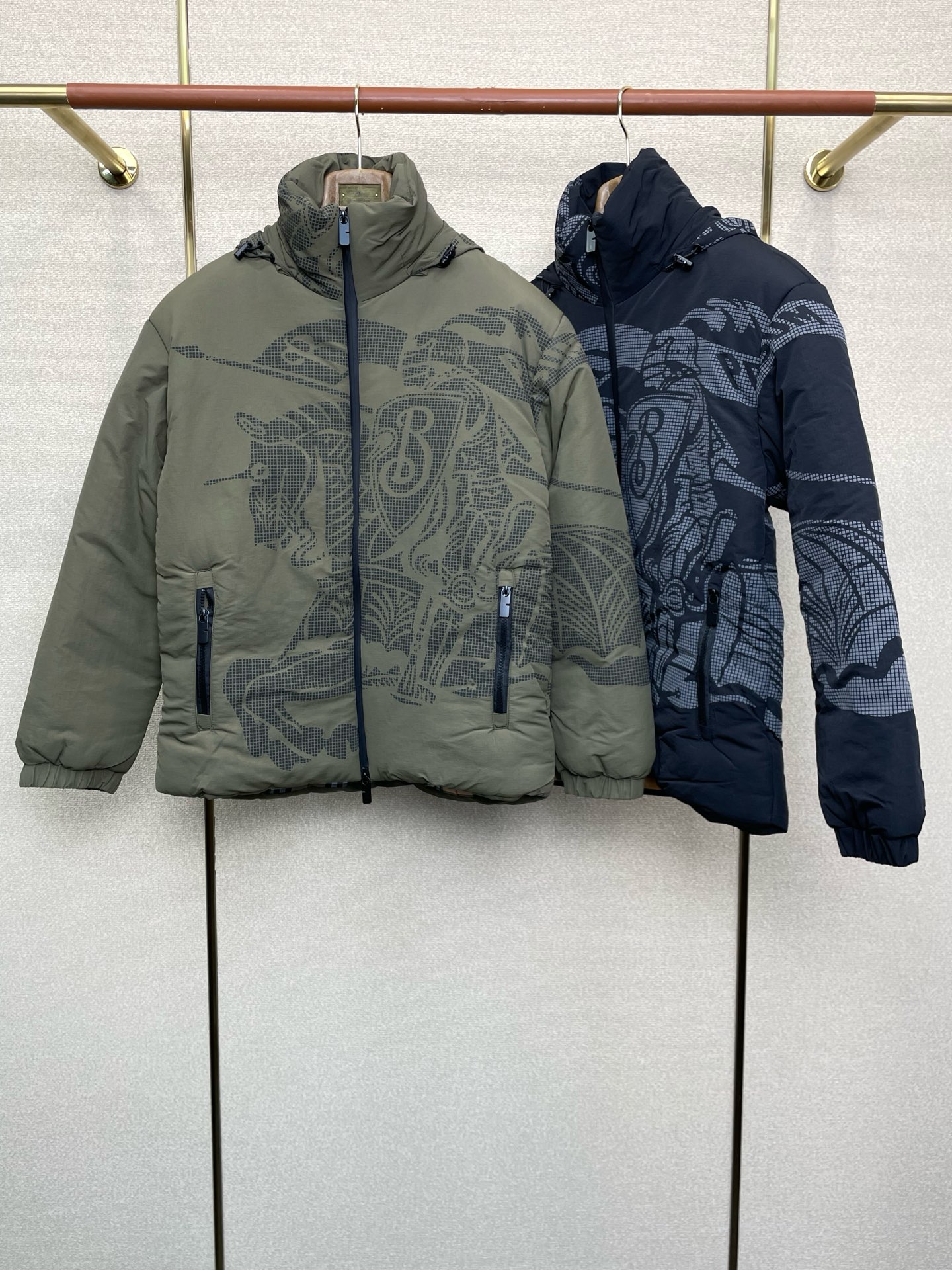 NO:622887,.Burberry’s new style is a must-have! The latest fashionable autumn and winter hooded cotton jackets. Jackets with classic design and great looks. The quality is impeccable and quality control allows you to buy it directly. It is a high-end product that cannot be faulted! You can feel its powerful aura through the detailed pictures. It has a remarkable effect of gathering heat and keeping warm, so you don’t have to worry about getting a little chilly! Both fashionable and functional, the whole style looks more luxurious! Size M-3XL,,burberry,burberry,jackets & coats,hats,alexander wang19860909.Burberry巴宝莉砸锅卖铁都要上的新款！最新时尚秋冬连帽棉服.经典设计感与颜值爆棚的外套,品质更是无法挑剔品控可以直接入手,不容过错的高端臻品！通过细节图片便可感受到它强悍的气场,聚温保暖效果显著,完全不用担心会有一点寒意！时尚与功能性兼备,整款显得更加的奢华大气！ 尺码M-3XL,,burberry,burberry,jackets & coats,hats,alexander wang,Men's clothing