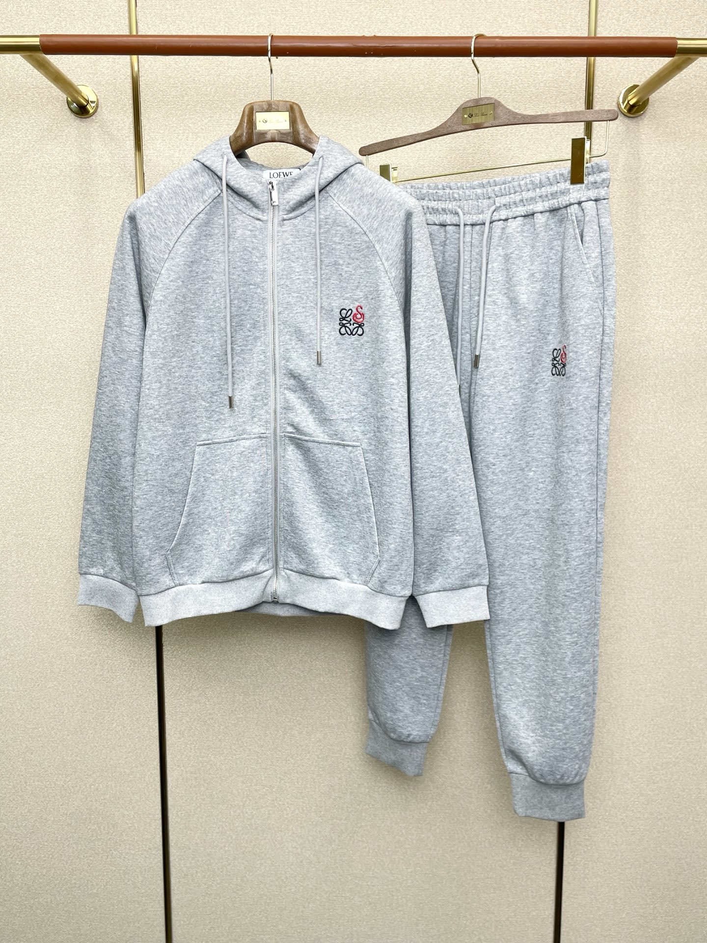 NO:622799,/Set. LOEWE’s new model is a must-have!  The same sports suit from the new counter, full of high-end feel!  The details are exquisite and high-end, and the workmanship is impeccable!  The imported fabric is three-dimensional and exquisite. The original high-end double-sided jersey fabric is very high-end!  Original zipper!  The fabric is stiff, wrinkle-resistant and wear-resistant, moisture-absorbent, quick-drying and breathable, neat and stylish. Size M-4XL,,loewe,loewe,alexander wang19860909/套.LOEWE罗意威砸锅卖铁都要上的新款！新款专柜同款运动套装,高级感满满！细节精致高档,做工无可挑剔！进口面料 立体精致细腻.原版高端双面平纹针织面料很显高级！原版拉链！面料挺括抗皱耐磨,吸湿速干透气,利落有型.码数M-4XL,,loewe,loewe,alexander wang,Men's clothing