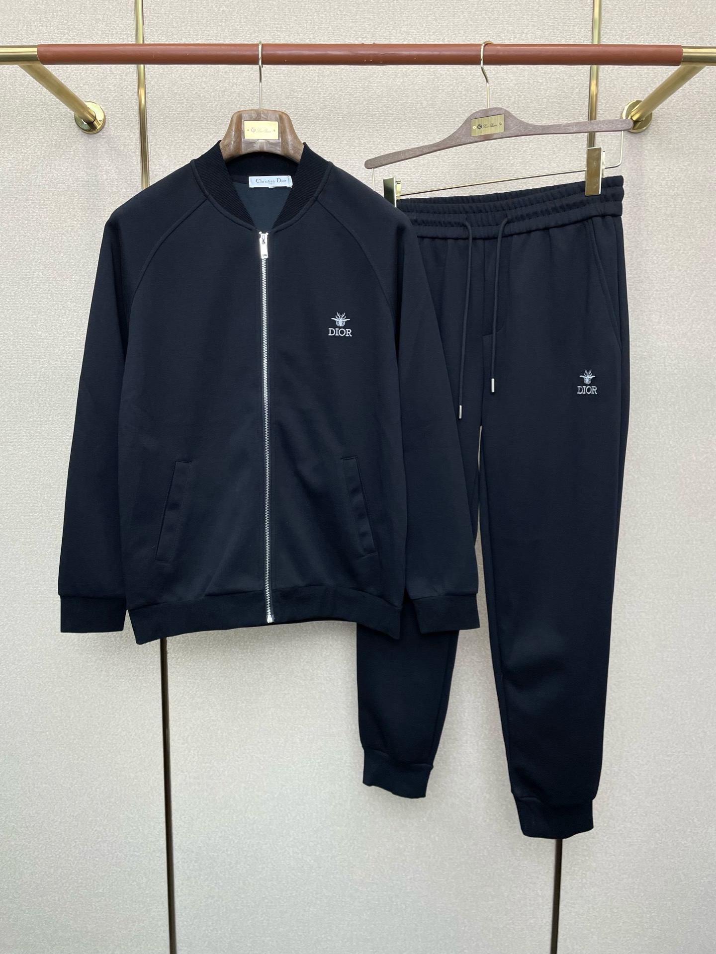 NO:622807,/Set. Dior’s new style that everyone wants to sell!  The same sports suit from the new counter, full of high-end feel!  The details are exquisite and high-end, and the workmanship is impeccable!  The imported fabric is three-dimensional and exquisite. The original high-end double-sided jersey fabric is very high-end!  Original zipper!  The fabric is stiff, wrinkle-resistant and wear-resistant, moisture-absorbent, quick-drying and breathable, neat and stylish. Size M-4XL,, dior, dior, alexander wang19860909/套.Dior迪奥砸锅卖铁都要上的新款！新款专柜同款运动套装,高级感满满！细节精致高档,做工无可挑剔！进口面料 立体精致细腻.原版高端双面平纹针织面料很显高级！原版拉链！面料挺括抗皱耐磨,吸湿速干透气,利落有型.码数M-4XL,,dior,dior,alexander wang,Men's clothing