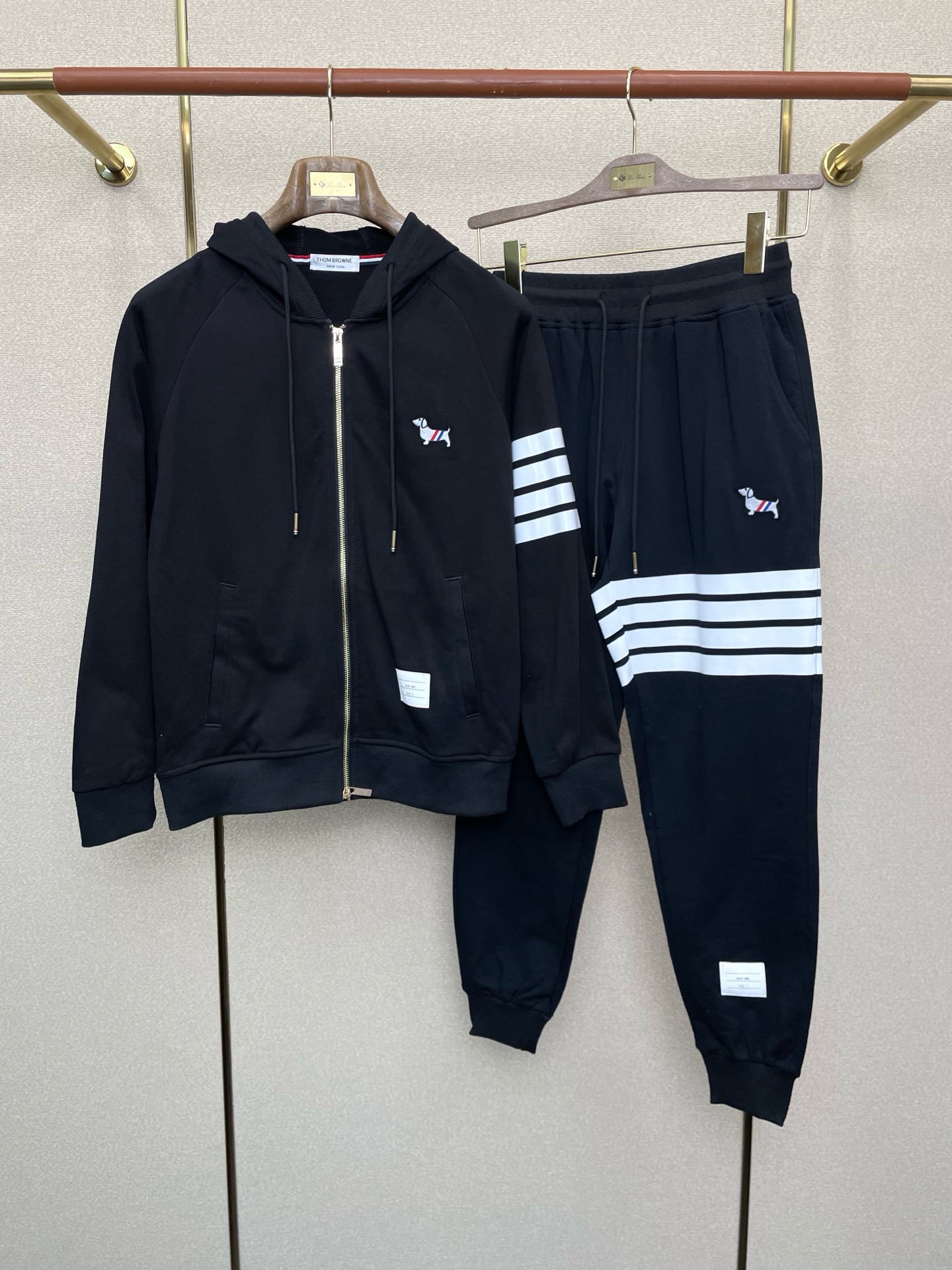 NO:622791,/Set. Thom Browne Thom Brown’s new style that everyone will buy!  The same sports suit from the new counter, full of high-end feel!  The details are exquisite and high-end, and the workmanship is impeccable!  The imported fabric is three-dimensional and exquisite. The original high-end double-sided jersey fabric is very high-end!  Original zipper!  The fabric is stiff, wrinkle-resistant and wear-resistant, moisture-absorbent, quick-drying and breathable, neat and stylish. Size M-4XL,,thom browne,alexander wang19860909/套.Thom Browne汤姆布朗砸锅卖铁都要上的新款！新款专柜同款运动套装,高级感满满！细节精致高档,做工无可挑剔！进口面料 立体精致细腻.原版高端双面平纹针织面料很显高级！原版拉链！面料挺括抗皱耐磨,吸湿速干透气,利落有型.码数M-4XL,,thom browne,alexander wang,Men's clothing