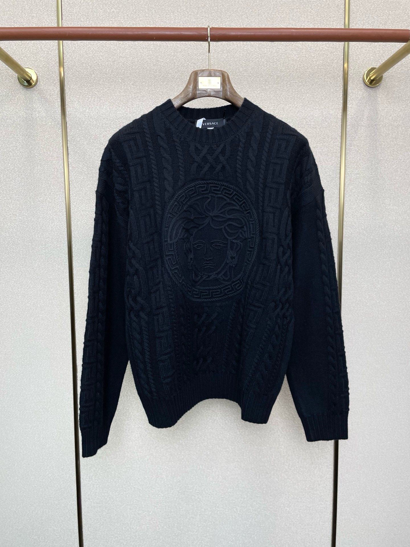 NO:622842,.VERSACE Versace is a new model that everyone wants to buy!  New original men's casual sweater, round neck jacquard embroidered sweater, high-end customization, high-end version, fashionable and versatile, popular imported fabrics, super soft and delicate to the touch, skin-friendly and comfortable to wear, high-end boutique, the upper body is exquisitely made by the factory, a must-have item for men, complete with three labels, code number 46-52,,versace,versace,sweaters,alexander wang19860909.VERSACE范思哲砸锅卖铁都要上的新款！新款原单男士休闲毛衣 圆领提花刺绣毛衣 高端定制 高端版本 时尚百搭爆款进口面料 手感超柔软细腻 穿着亲肤舒适 高端精品 代工厂精细做上身非常赞 男士必备单品 三标齐全 码数46-52,,versace,versace,sweaters,alexander wang,Men's clothing