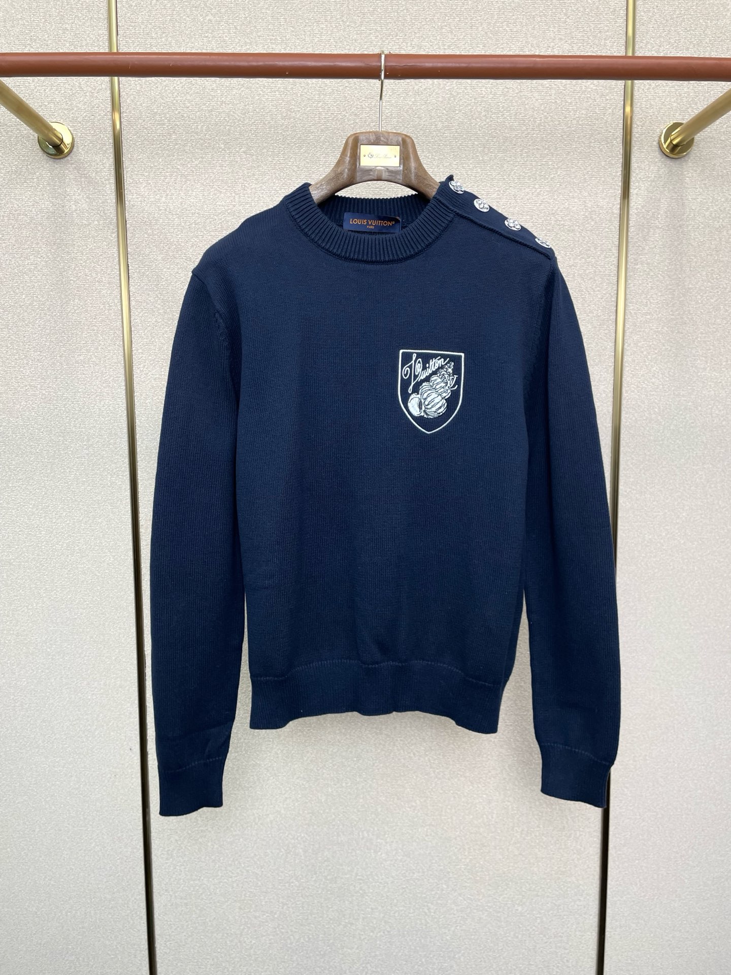 NO:622860,.Louis Vuitton Louis Vuitton’s new style is a must-have!  New original men's casual sweater logo embroidered sweater, high-end customization, high-end version, fashionable and versatile, popular imported fabrics, super soft and delicate to the touch, skin-friendly and comfortable to wear, high-end boutique, factory finely made upper body is very good, men's must-have item, complete with three labels, size S-XL,, louis vuitton, louis vuitton, sweaters, alexander wang19860909.Louis Vuitton路易威登砸锅卖铁都要上的新款！新款原单男士休闲毛衣 logo刺绣针织衫 高端定制 高端版本 时尚百搭爆款进口面料 手感超柔软细腻 穿着亲肤舒适 高端精品 代工厂精细做上身非常赞 男士必备单品 三标齐全 码数S-XL,,louis vuitton,louis vuitton,sweaters,alexander wang,Men's clothing
