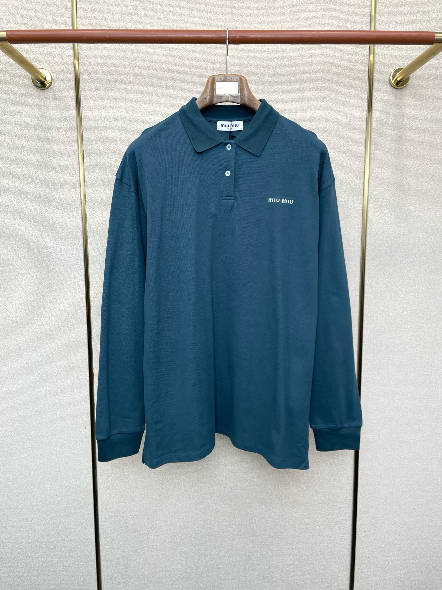 NO:622830,.Miumiu Miumiu is a new model that everyone will buy!  New original men's casual Polo shirt. Pique cotton knitted long-sleeved Polo shirt. High-end customization. High-end version. Fashionable and versatile imported fabric. Super soft and delicate feel. Skin-friendly and comfortable to wear. High-end boutique. The upper body is finely made by the factory. A must-have item for men. Three complete standards. Size S-XL, miumiu, alexander wang19860909.Miumiu谬谬砸锅卖铁都要上的新款！新款原单男士休闲Polo衫 珠地棉质针织长袖Polo衫 高端定制 高端版本 时尚百搭爆款进口面料 手感超柔软细腻 穿着亲肤舒适 高端精品 代工厂精细做上身非常赞 男士必备单品 三标齐全 码数S-XL,,miumiu,alexander wang,Men's clothing