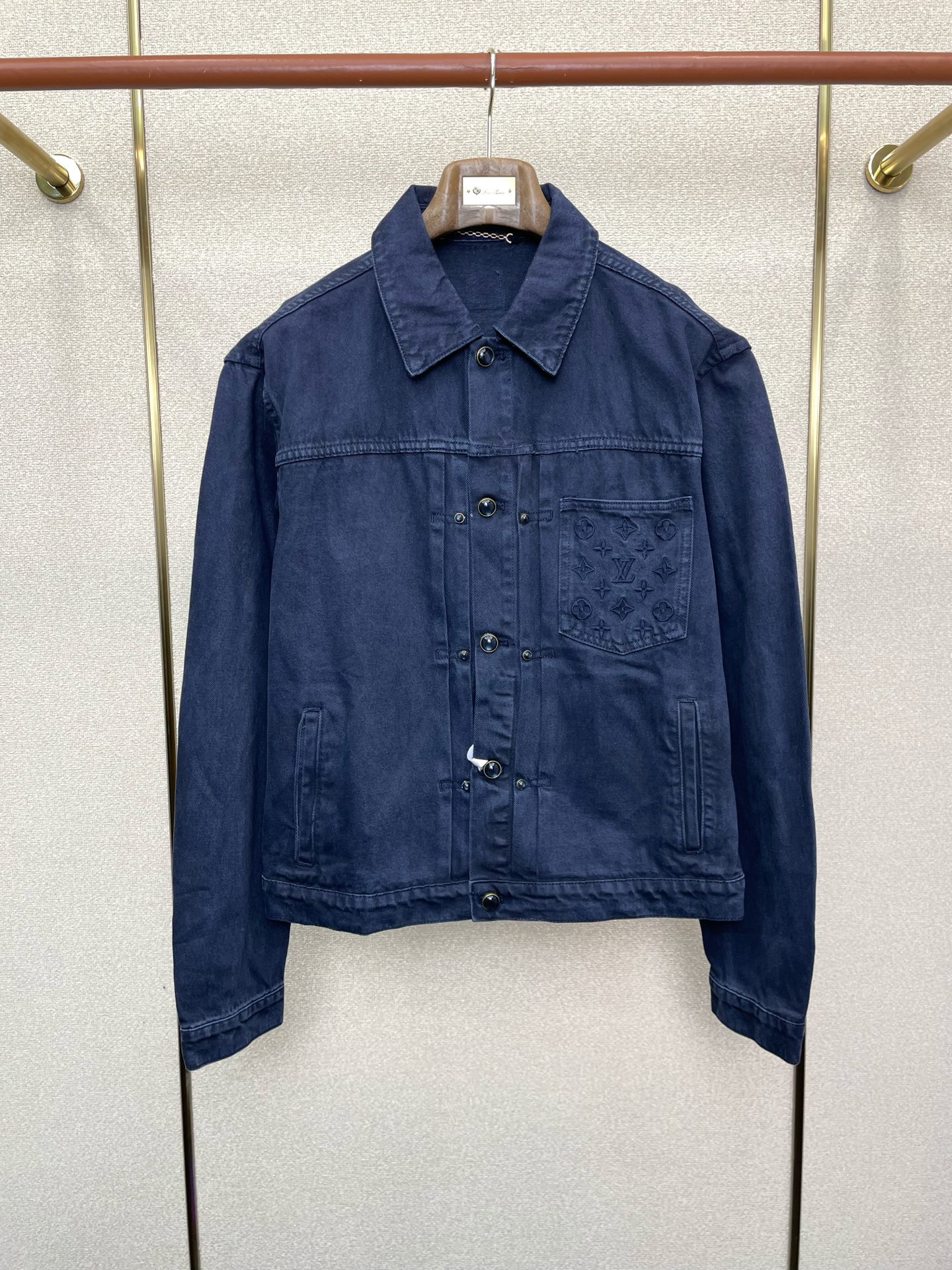 NO:622877,.Louis Vuitton Louis Vuitton’s new style is a must-have!  New original men's casual jacket, dyed denim jacket, high-end customization, high-end version, fashionable and versatile imported fabrics, super soft and delicate to the touch, skin-friendly and comfortable to wear, high-end boutique, fine upper body made by the factory, very good, men's essential item, complete with three standards, code number 46.48.50.52,, louis vuitton, louis vuitton, jackets & coats, alexander wang19860909.Louis Vuitton路易威登砸锅卖铁都要上的新款！新款原单男士休闲夹克 染色牛仔夹克 高端定制 高端版本 时尚百搭爆款进口面料 手感超柔软细腻 穿着亲肤舒适 高端精品 代工厂精细做上身非常赞 男士必备单品 三标齐全 码数46.48.50.52,,louis vuitton,louis vuitton,jackets & coats,alexander wang,Men's clothing