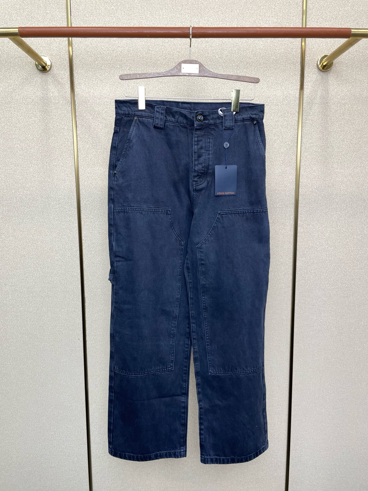 NO:622874,.Louis Vuitton Louis Vuitton’s new style is a must-have!  New overalls, dyed overalls jeans, high-end customization!  Custom-made fabrics at the counter are highly breathable and comfortable, with impeccable details and brand element design concepts, reflecting high quality. It feels delicate and soft!  It presents a casual cut and the upper body shape is awesome!  Code number 30.32.34.36,,louis vuitton,louis vuitton,jeans,alexander wang19860909.Louis Vuitton路易威登砸锅卖铁都要上的新款！新款工装裤 染色工装牛仔裤 高端定制！专柜定制面料 透气舒适度高,细节无可挑剔,品牌元素设计理念,体现高品质.手感细腻柔软！呈现休闲裁剪,上身版型超赞！码数30.32.34.36,,louis vuitton,louis vuitton,jeans,alexander wang,Men's clothing