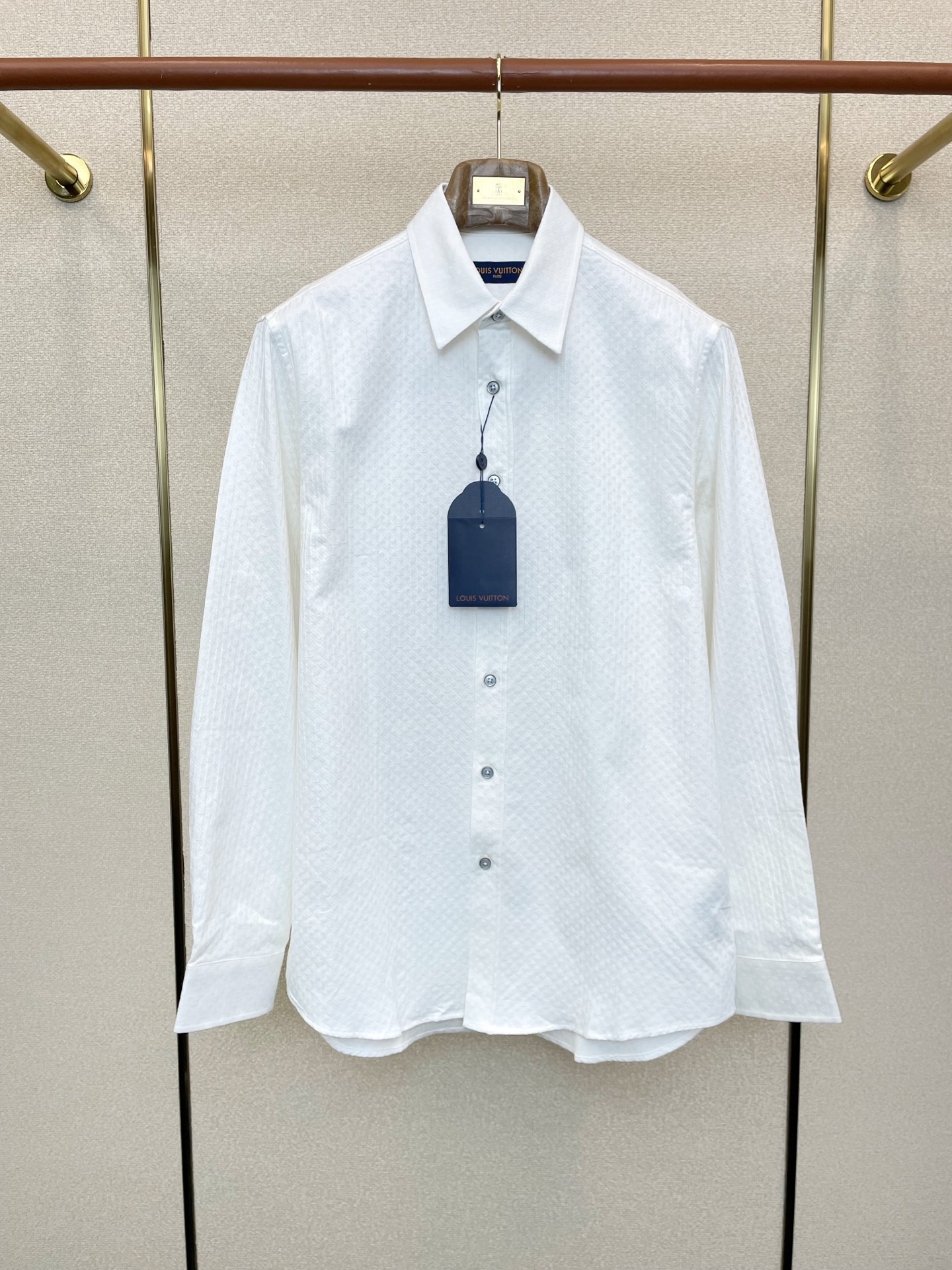 NO:622808,.Louis Vuitton Louis Vuitton’s new style is a must-have!  New original men's casual shirts, jacquard shirts, high-end customization, high-end versions, fashionable and versatile, popular imported fabrics, super soft and delicate to the touch, skin-friendly and comfortable to wear, high-end boutique, the upper body is finely made by the factory, very good, men's essential items, complete with three standards, size S-XL, louis vuitton, louis vuitton, shirts, alexander wang19860909.Louis Vuitton路易威登砸锅卖铁都要上的新款！新款原单男士休闲衬衫 提花衬衫 高端定制 高端版本 时尚百搭爆款进口面料 手感超柔软细腻 穿着亲肤舒适 高端精品 代工厂精细做上身非常赞 男士必备单品 三标齐全 码数S-XL,,louis vuitton,louis vuitton,shirts,alexander wang,Men's clothing