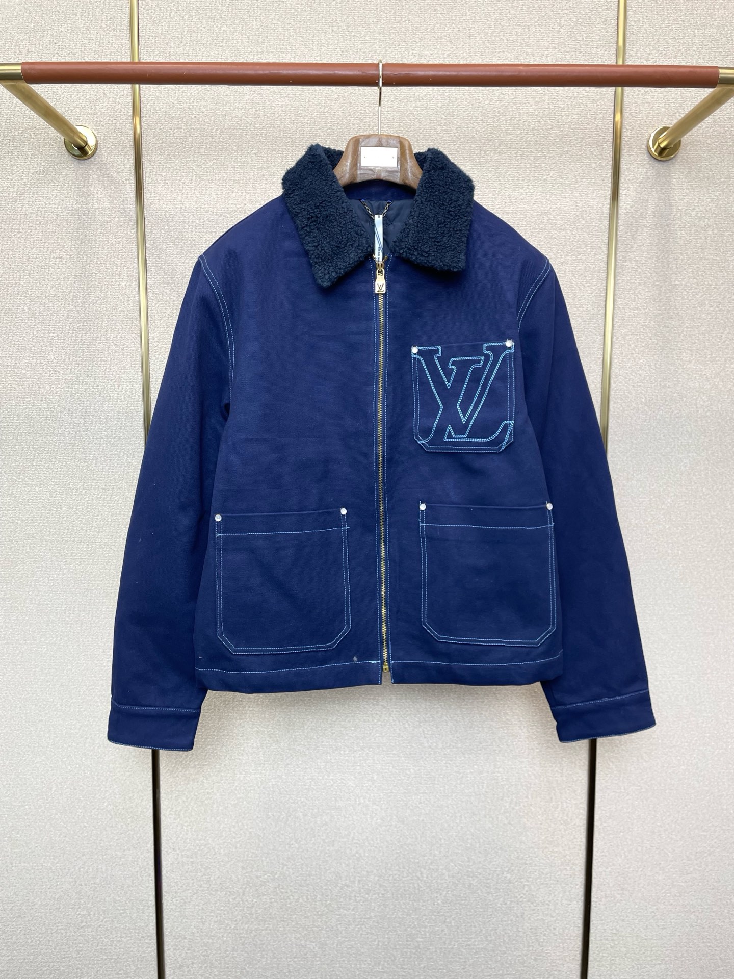 NO:622882,.Louis Vuitton Louis Vuitton’s new style is a must-have!  New original men's casual denim jacket, work denim jacket, high-end customization, high-end version, fashionable and versatile, popular imported fabrics, super soft and delicate to the touch, skin-friendly and comfortable to wear, high-end boutique, exquisite upper body made by the factory, very good, men's essential item, complete with three standards, code number 46.48.50.52,, louis vuitton, louis vuitton, jackets & coats, alexander wang19860909.Louis Vuitton路易威登砸锅卖铁都要上的新款！新款原单男士休闲牛仔夹克 工装牛仔夹克 高端定制 高端版本 时尚百搭爆款进口面料 手感超柔软细腻 穿着亲肤舒适 高端精品 代工厂精细做上身非常赞 男士必备单品 三标齐全 码数46.48.50.52,,louis vuitton,louis vuitton,jackets & coats,alexander wang,Men's clothing