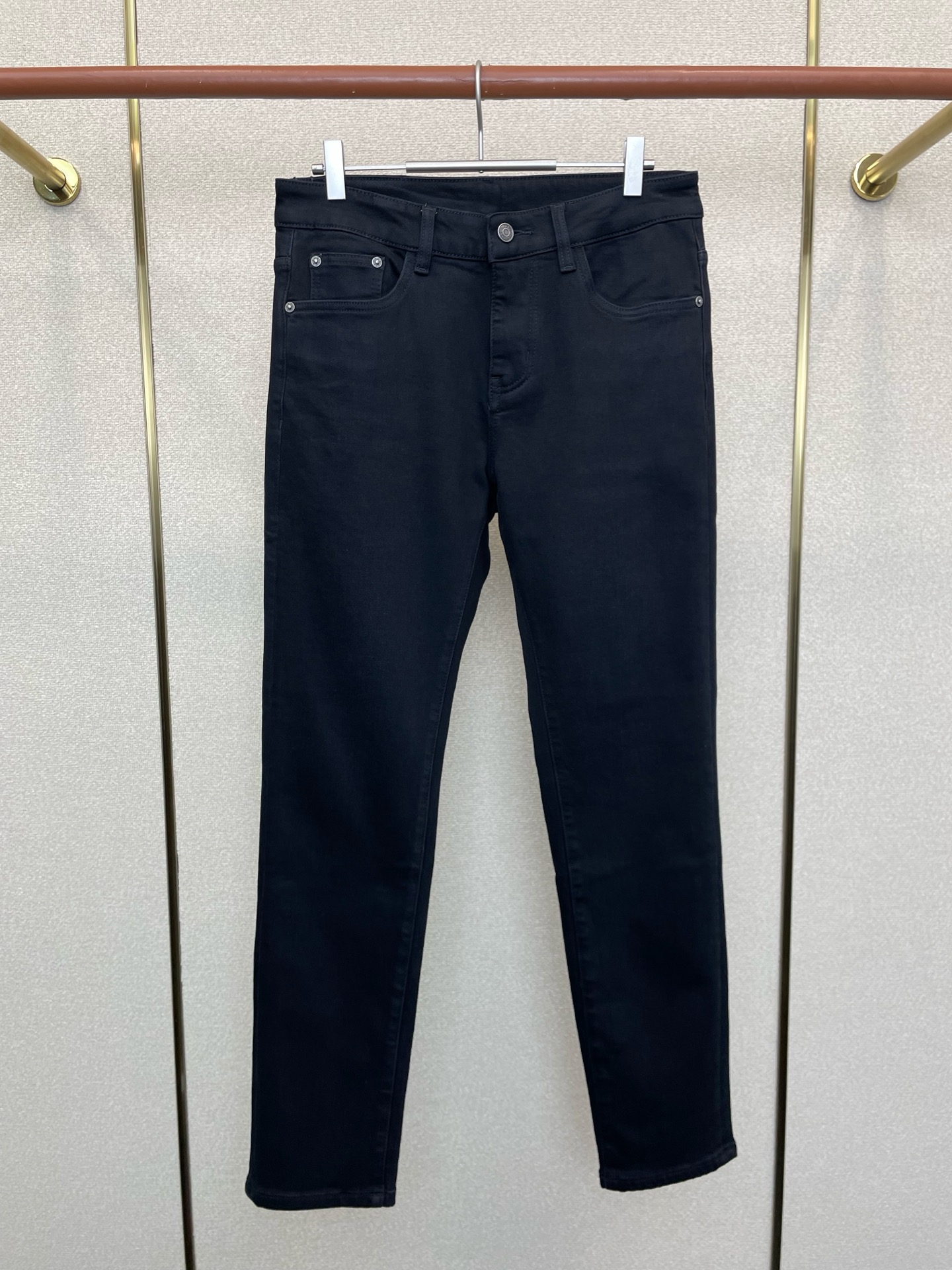 NO:624696,.Dolce&Gabbana’s new style is a must-have!  New high-end version of casual jeans!  The custom-made velvet fabric at the counter is highly breathable and comfortable, with impeccable details and brand element design concepts, reflecting high quality. It feels delicate and soft!  It presents a casual cut and the upper body shape is awesome!  Size 29-36,,Dolce&Gabbana,Dolce&Gabbana,jeans,alexander wang19860909.Dolce&Gabbana杜嘉班纳砸锅卖铁都要上的新款！新款休闲牛仔裤高端版本！专柜定制加绒面料 透气舒适度高,细节无可挑剔,品牌元素设计理念,体现高品质.手感细腻柔软！呈现休闲裁剪,上身版型超赞！码数29-36,,Dolce&Gabbana,Dolce&Gabbana,jeans,alexander wang,Men's clothing