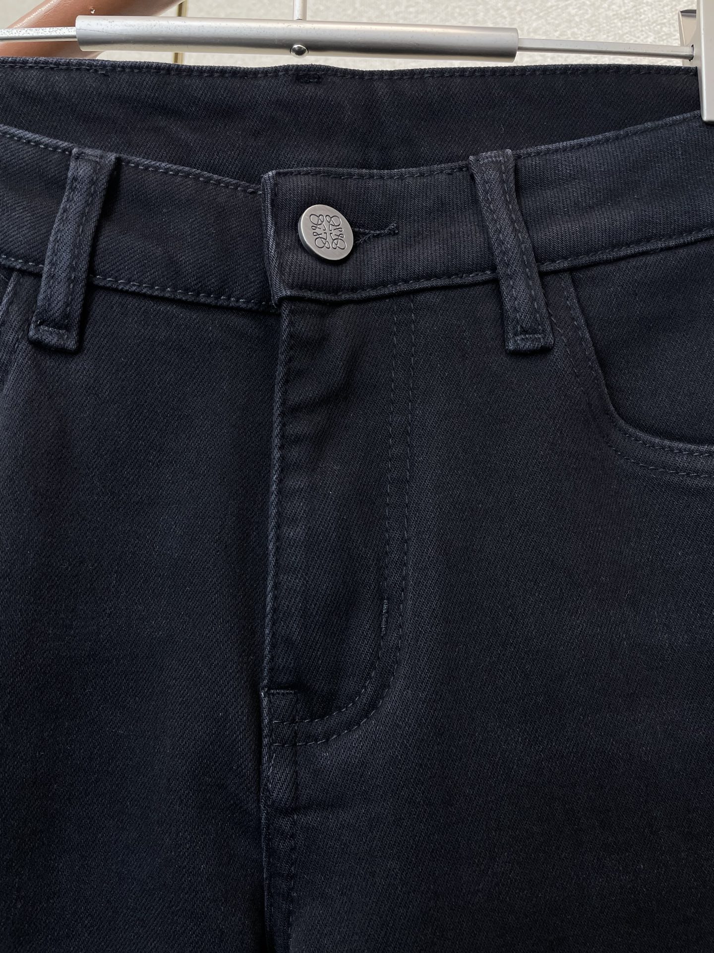 。LOEWE罗意威💥独家专供新款休闲牛仔裤👖高端版本！专柜定制加绒面料 透气舒适度高，细节无可挑剔，品牌