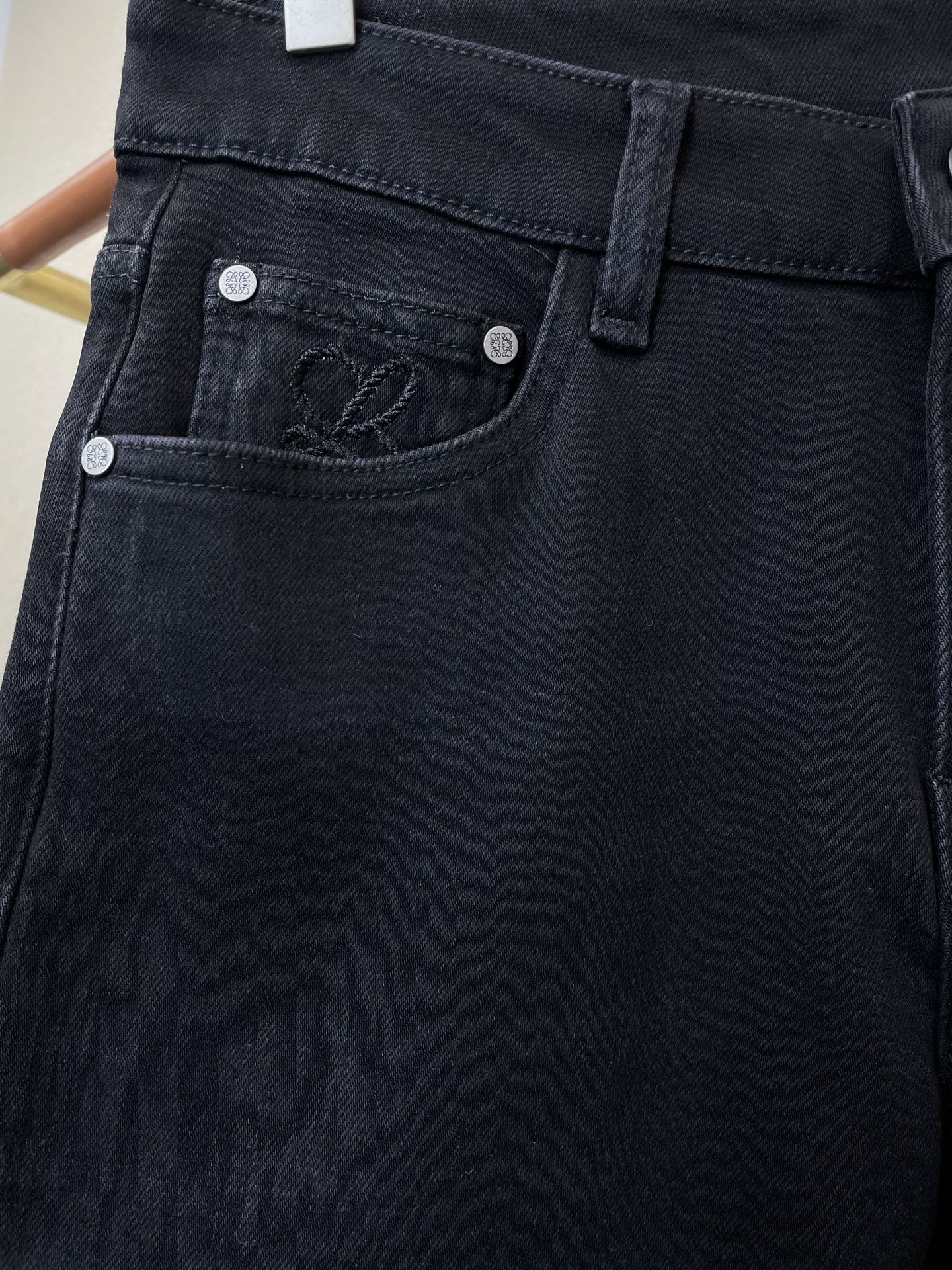 。LOEWE罗意威💥独家专供新款休闲牛仔裤👖高端版本！专柜定制加绒面料 透气舒适度高，细节无可挑剔，品牌