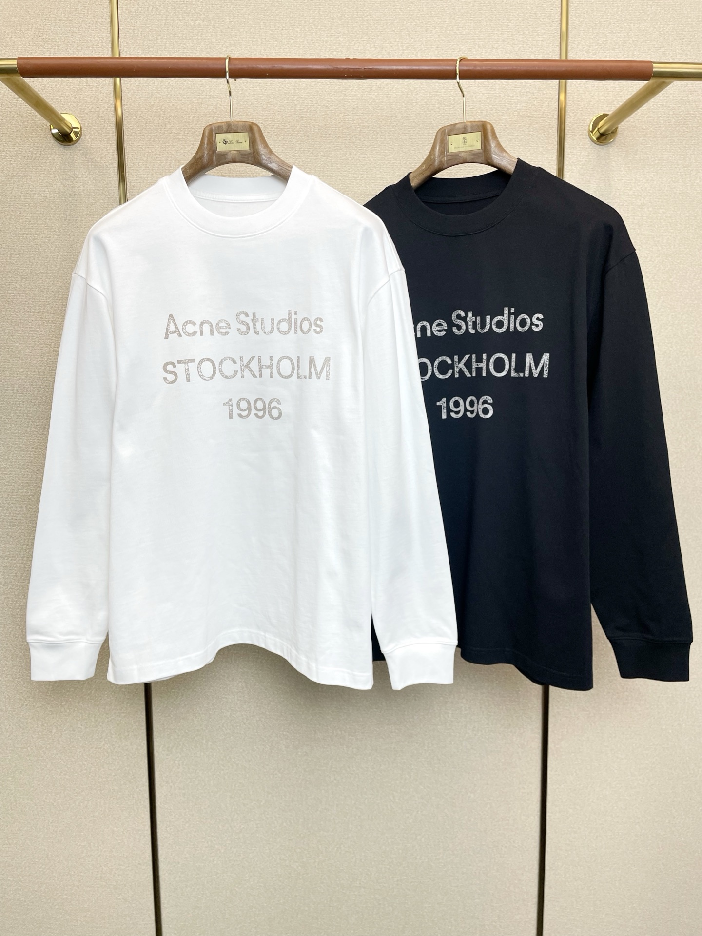 NO:624715,.Acne studios’ new model is a must-have!  New men's original casual pullover sweatshirt. Customized fabric. It feels soft and delicate. It is skin-friendly, comfortable and breathable. The texture and comfort of the fabric are at its peak. The classic logo pattern design on the overweight chest. The factory carefully makes versatile casual upper body. A must-have item for men. Sizes M-3XL,,acne studios,dior,hoodie,sweatshirts,alexander wang19860909.Acne studios砸锅卖铁都要上的新款！新款男士原单休闲套头卫衣 定制面料 手感柔软细腻 穿着亲肤舒适透气 面料质感与舒适度达到登峰造极 超重胸前经典logo图案设计 代工厂精细做百搭休闲 上身非常赞 男士必备单品 尺码M-3XL,,acne studios,dior,hoodie,sweatshirts,alexander wang,Men's clothing