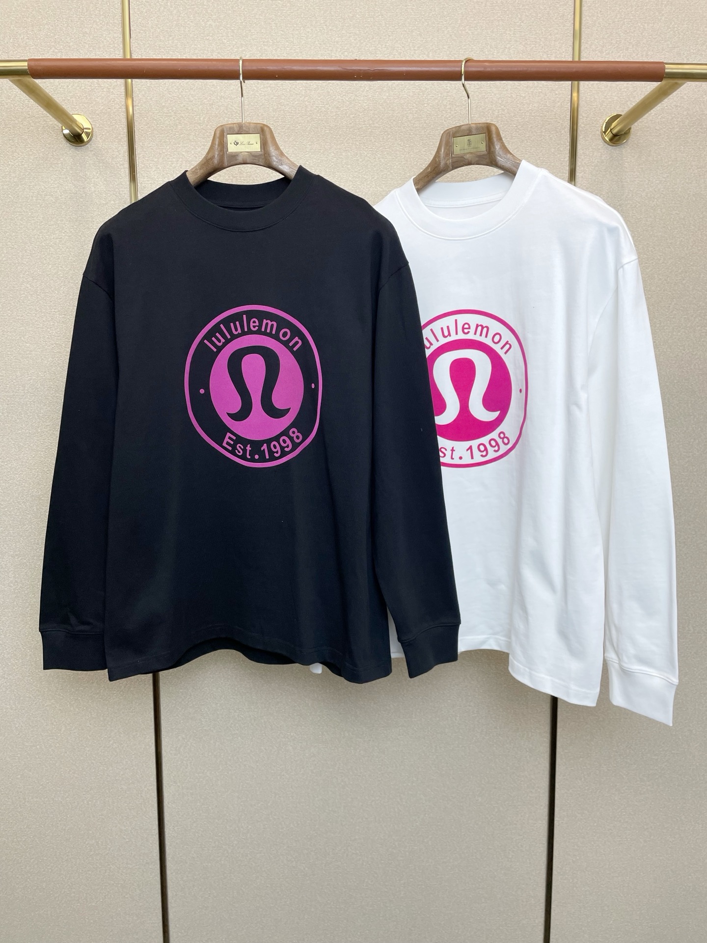 NO:624722,.Lululemon Lululemon is a new model that everyone wants to buy!  New men's original casual pullover sweatshirt. Customized fabric. It feels soft and delicate. It is skin-friendly, comfortable and breathable. The texture and comfort of the fabric are at its peak. The classic logo pattern design on the overweight chest. The factory carefully makes versatile casual upper body. A must-have item for men. Sizes M-3XL, hoodie, sweatshirts, alexander wang19860909.Lululemon露露乐蒙砸锅卖铁都要上的新款！新款男士原单休闲套头卫衣 定制面料 手感柔软细腻 穿着亲肤舒适透气 面料质感与舒适度达到登峰造极 超重胸前经典logo图案设计 代工厂精细做百搭休闲 上身非常赞 男士必备单品 尺码M-3XL,,hoodie,sweatshirts,alexander wang,Men's clothing