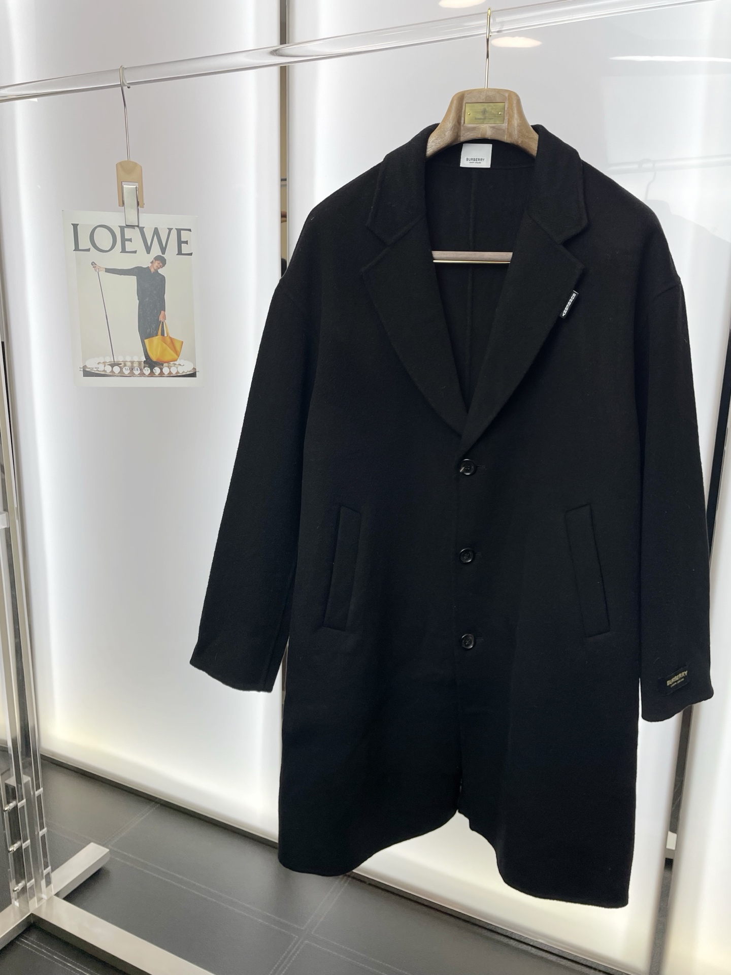 NO:624791,.Long coat-BURBERRY’s new style that everyone will buy!  The new original men's wool double-sided woolen coat, long buttoned woolen coat, is exclusively available at the channel. The high-end goods are synchronized with the official website counter. Simple and classic, popular style. Simple, neat and refreshing business, the quality workmanship details can withstand any form of inspection, definitely produced by a major factory, presenting a brand new look, giving you a unique upper body experience!  All have gone through a strict selection process, original custom-made buttons, simple, elegant and versatile styles. The upper body is elegant and handsome, giving you a brand new sense of sight!  The appearance is incomparable, the details are in place, the upper body is not picky, and it is a must-have. Size S-2XL (too large),, burberry, burberry, jackets & coats, alexander wang19860909.长款大衣-BURBERRY巴宝莉砸锅卖铁都要上的新款！新款原单男士羊毛双面呢大衣长款排扣毛呢外套渠道特供 高端货官网柜台同步 简约经典大爆款.简洁利落又清爽商务,品质做工细节经得起任何形式检验,绝对大厂代工出品 呈现一种焕然一新,赋予你与众不同的上身体验！均经过严格的挑选工序,原版定制纽扣,简约大方百搭款 上身优雅帅气,焕然一新的即视感！品相无敌,细节都很到位,上身不挑人,必入的自留款. 码数S-2XL（偏大）,,burberry,burberry,jackets & coats,alexander wang,Men's clothing