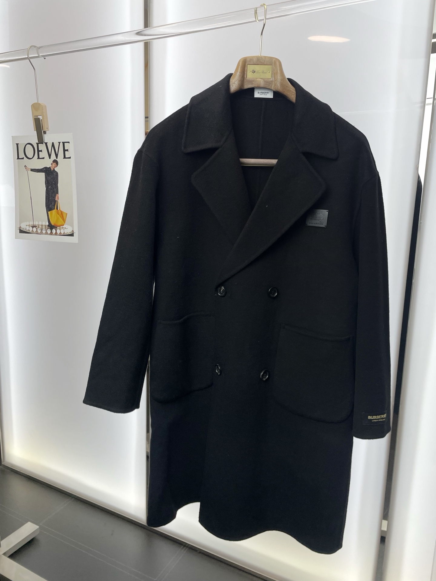 NO:624807,.Long coat-BURBERRY’s new style that everyone will buy!  New original men's wool double-sided woolen coat, long double-breasted classic woolen coat channel special supply, high-end goods official website counter synchronization, simple and classic popular style. Simple, neat and refreshing business, quality workmanship details can withstand any form of inspection, definitely produced by a major factory, presenting a brand new look, giving you a unique upper body experience!  All have gone through a strict selection process, original custom-made buttons, simple, elegant and versatile styles. The upper body is elegant and handsome, giving you a brand new sense of sight!  The appearance is incomparable, the details are in place, the upper body is not picky, and it is a must-have. Size S-2XL (too large),, burberry, burberry, jackets & coats, alexander wang19860909.长款大衣-BURBERRY巴宝莉砸锅卖铁都要上的新款！新款原单男士羊毛双面呢大衣长款双排扣经典毛呢外套渠道特供 高端货官网柜台同步 简约经典大爆款.简洁利落又清爽商务,品质做工细节经得起任何形式检验,绝对大厂代工出品 呈现一种焕然一新,赋予你与众不同的上身体验！均经过严格的挑选工序,原版定制纽扣,简约大方百搭款 上身优雅帅气,焕然一新的即视感！品相无敌,细节都很到位,上身不挑人,必入的自留款. 码数S-2XL（偏大）,,burberry,burberry,jackets & coats,alexander wang,Men's clothing