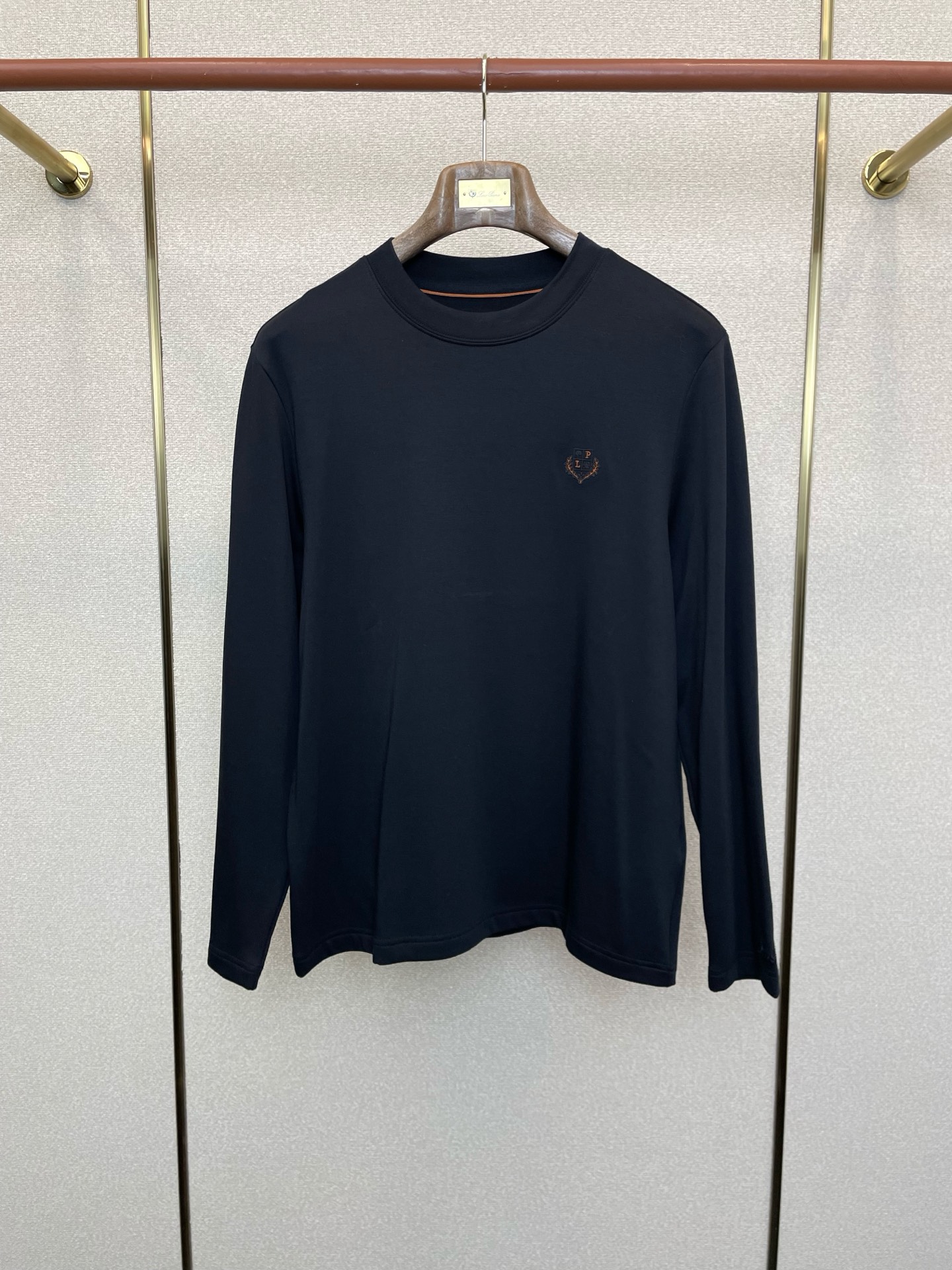 NO:624697,.LP-Loro Piana is a new style that everyone will buy! The latest fashionable long-sleeved, classic design and great-looking base layer. Plush velvet to keep warm. The quality is impeccable and quality control allows you to buy it directly. It is a high-end product that cannot be faulted! You can feel its powerful aura through the detailed pictures. It has a remarkable effect of gathering heat and keeping warm, so you don’t have to worry about getting a little chilly! Both fashionable and functional, the whole style looks more luxurious! Size 48-56,,loro piana,loro piana,alexander wang19860909.LP-Loro Piana诺悠翩雅砸锅卖铁都要上的新款！最新时尚长袖,经典设计感与颜值爆棚的打底衫.加绒保暖.品质更是无法挑剔品控可以直接入手,不容过错的高端臻品！通过细节图片便可感受到它强悍的气场,聚温保暖效果显著,完全不用担心会有一点寒意！时尚与功能性兼备,整款显得更加的奢华大气！ 尺码48-56,,loro piana,loro piana,alexander wang,Men's clothing