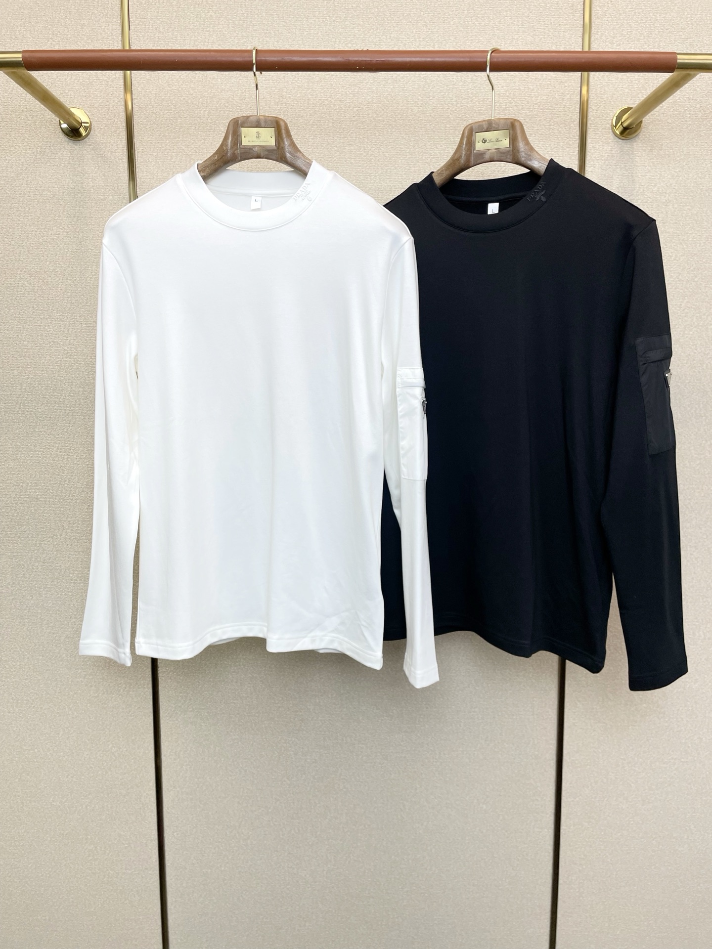 NO:624709,.Prada is a new model that will sell everything! The latest fashionable long-sleeved, classic design and great-looking base layer. Plush velvet to keep warm. The quality is impeccable and quality control allows you to buy it directly. It is a high-end product that cannot be faulted! You can feel its powerful aura through the detailed pictures. It has a remarkable effect of gathering heat and keeping warm, so you don’t have to worry about getting a little chilly! Both fashionable and functional, the whole style looks more luxurious! Size 48-58,,prada,prada,alexander wang19860909.Prada普拉达砸锅卖铁都要上的新款！最新时尚长袖,经典设计感与颜值爆棚的打底衫.加绒保暖.品质更是无法挑剔品控可以直接入手,不容过错的高端臻品！通过细节图片便可感受到它强悍的气场,聚温保暖效果显著,完全不用担心会有一点寒意！时尚与功能性兼备,整款显得更加的奢华大气！ 尺码48-58,,prada,prada,alexander wang,Men's clothing