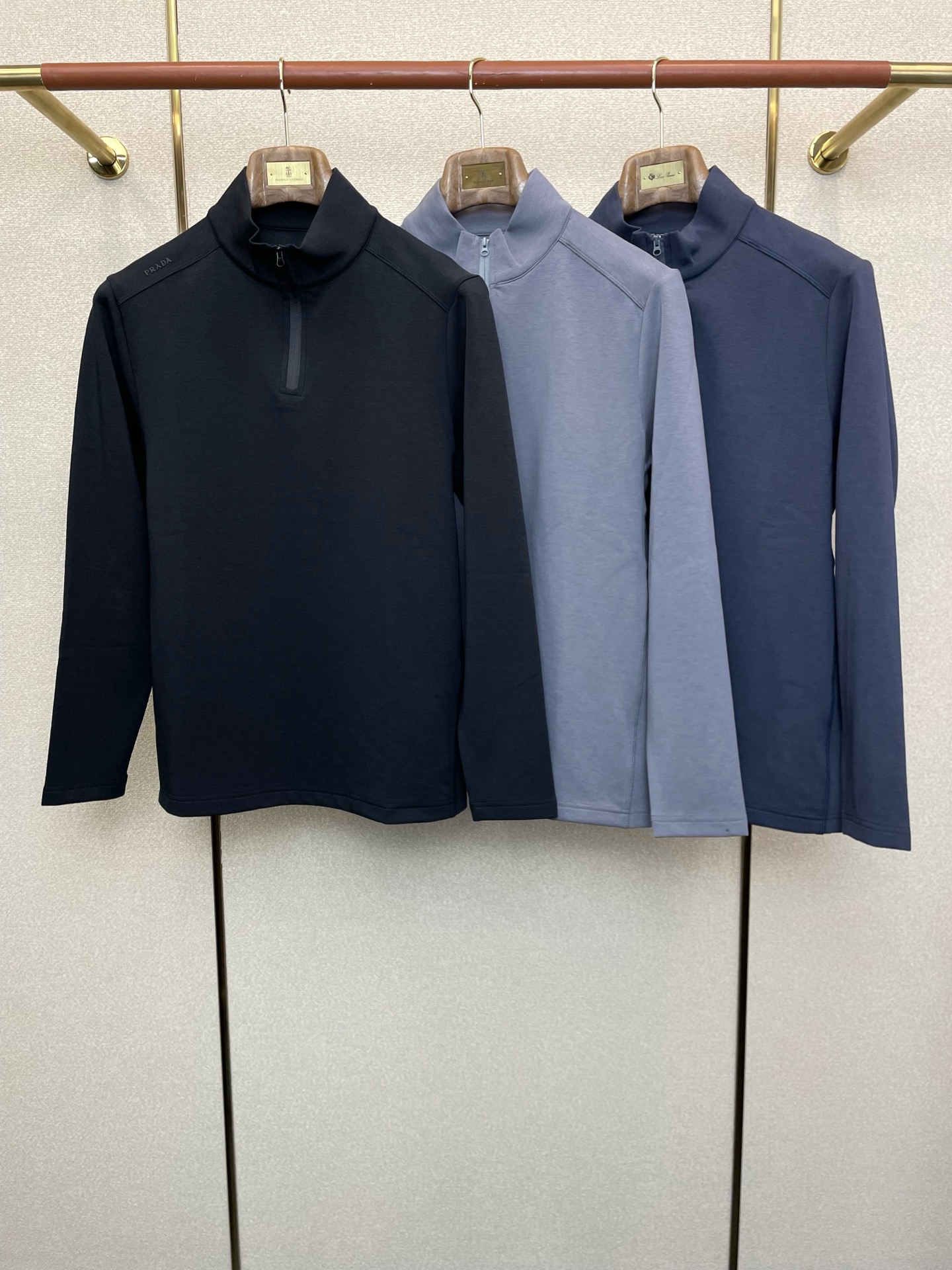 NO:627925,.Prada is a new model that will sell everything! The latest fashionable long-sleeved, classic design and great-looking base layer. Plush velvet to keep warm. The quality is impeccable and quality control allows you to buy it directly. It is a high-end product that cannot be faulted! You can feel its powerful aura through the detailed pictures. It has a remarkable effect of gathering heat and keeping warm, so you don’t have to worry about getting a little chilly! Both fashionable and functional, the whole style looks more luxurious! Size 46-58,,prada,prada,alexander wang19860909.Prada普拉达砸锅卖铁都要上的新款！最新时尚长袖,经典设计感与颜值爆棚的打底衫.加绒保暖.品质更是无法挑剔品控可以直接入手,不容过错的高端臻品！通过细节图片便可感受到它强悍的气场,聚温保暖效果显著,完全不用担心会有一点寒意！时尚与功能性兼备,整款显得更加的奢华大气！ 尺码46-58,,prada,prada,alexander wang,Men's clothing