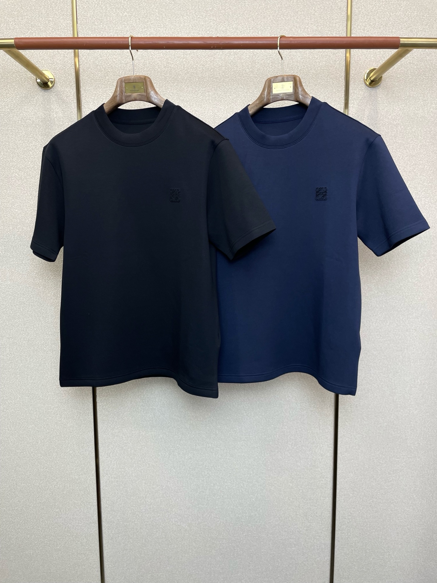 NO:624724,.LOEWE Luo Yiwei's new style is a must-have! The latest fashionable short-sleeved short-sleeved shirt with classic design and stunning appearance. The quality is impeccable and quality control allows you to buy it directly. It is a high-end product that cannot be faulted! You can feel its powerful aura through the detailed pictures. It has a remarkable effect of gathering heat and keeping warm, so you don’t have to worry about getting a little chilly! Both fashionable and functional, the whole style looks more luxurious! Size 46-58,,loewe,loewe,T-shirt,alexander wang19860909.LOEWE罗意威砸锅卖铁都要上的新款！最新时尚短袖 经典设计感与颜值爆棚的短袖 品质更是无法挑剔品控可以直接入手,不容过错的高端臻品！通过细节图片便可感受到它强悍的气场,聚温保暖效果显著,完全不用担心会有一点寒意！时尚与功能性兼备,整款显得更加的奢华大气！ 尺码46-58,,loewe,loewe,T-shirt,alexander wang,Men's clothing