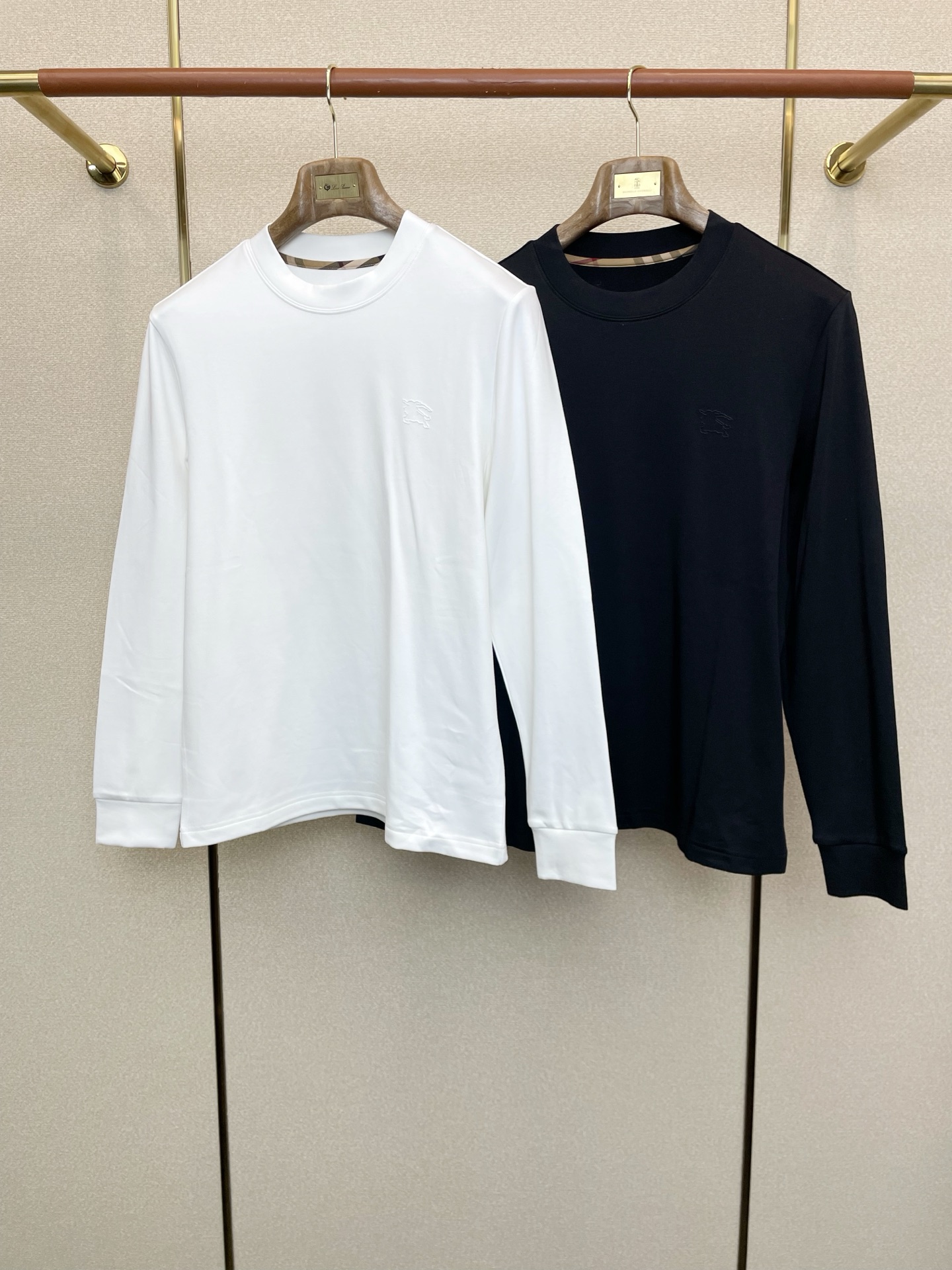 NO:624726,.Burberry’s new style is a must-have! The latest fashionable long-sleeved, classic design and great-looking base layer. Plush velvet to keep warm. The quality is impeccable and quality control allows you to buy it directly. It is a high-end product that cannot be faulted! You can feel its powerful aura through the detailed pictures. It has a remarkable effect of gathering heat and keeping warm, so you don’t have to worry about getting a little chilly! Both fashionable and functional, the whole style looks more luxurious! Size 46-58,,burberry,burberry,alexander wang19860909.Burberry巴宝莉砸锅卖铁都要上的新款！最新时尚长袖,经典设计感与颜值爆棚的打底衫.加绒保暖.品质更是无法挑剔品控可以直接入手,不容过错的高端臻品！通过细节图片便可感受到它强悍的气场,聚温保暖效果显著,完全不用担心会有一点寒意！时尚与功能性兼备,整款显得更加的奢华大气！ 尺码46-58,,burberry,burberry,alexander wang,Men's clothing