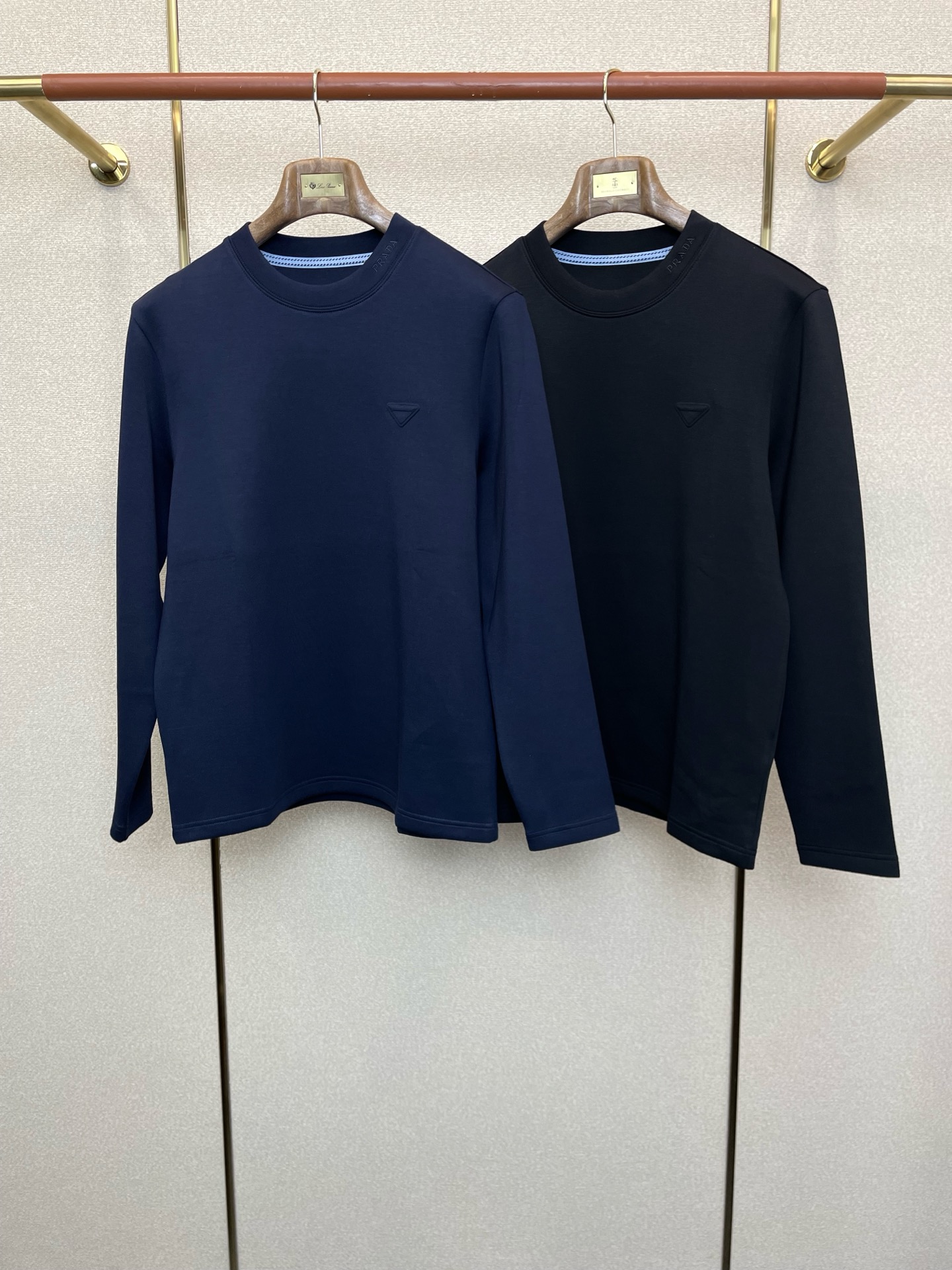 NO:627970,.Prada is a new model that will sell everything! The latest fashionable long-sleeved, classic design and great-looking base layer. Plush velvet to keep warm. The quality is impeccable and quality control allows you to buy it directly. It is a high-end product that cannot be faulted! You can feel its powerful aura through the detailed pictures. It has a remarkable effect of gathering heat and keeping warm, so you don’t have to worry about getting a little chilly! Both fashionable and functional, the whole style looks more luxurious! Size 46-56,,prada,prada,alexander wang19860909.Prada普拉达砸锅卖铁都要上的新款！最新时尚长袖,经典设计感与颜值爆棚的打底衫.加绒保暖.品质更是无法挑剔品控可以直接入手,不容过错的高端臻品！通过细节图片便可感受到它强悍的气场,聚温保暖效果显著,完全不用担心会有一点寒意！时尚与功能性兼备,整款显得更加的奢华大气！ 尺码46-56,,prada,prada,alexander wang,Men's clothing