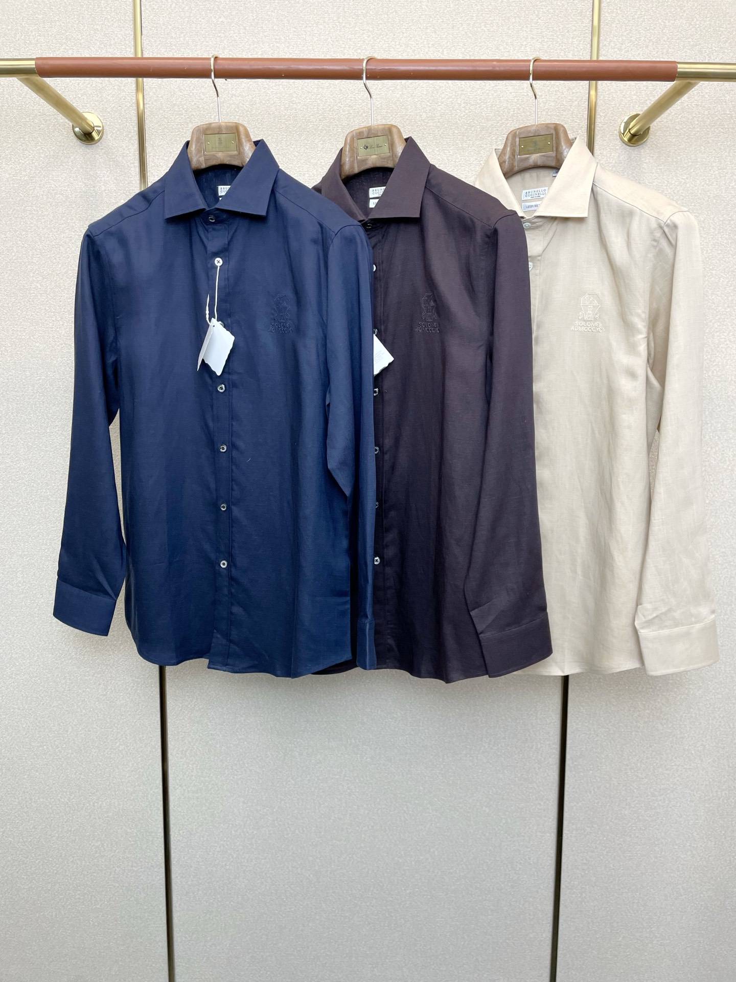 NO:624739,.BC-Brunello Cucineli Brunello Cucineli’s new model is a must-have!  New original men's casual shirt, high-end customization, high version, fashionable and versatile original imported fabric, collar and hem, super soft and delicate feel, skin-friendly and comfortable to wear, high-end boutique, the upper body is exquisitely made by the factory, it is a must-have item for men, complete with three standards, sizes 48-56, brunello cucinelli, shirts, alexander wang19860909.BC-Brunello Cucineli 布鲁内洛 库奇内利砸锅卖铁都要上的新款！新款原单男士休闲衬衫 高端定制 高版本 时尚百搭爆款原版进口面料 领口衣摆 手感超柔软细腻 穿着亲肤舒适 高端精品 代工厂精细做上身非常赞 男士必备单品 三标齐全 尺码48-56,,brunello cucinelli,shirts,alexander wang,Men's clothing