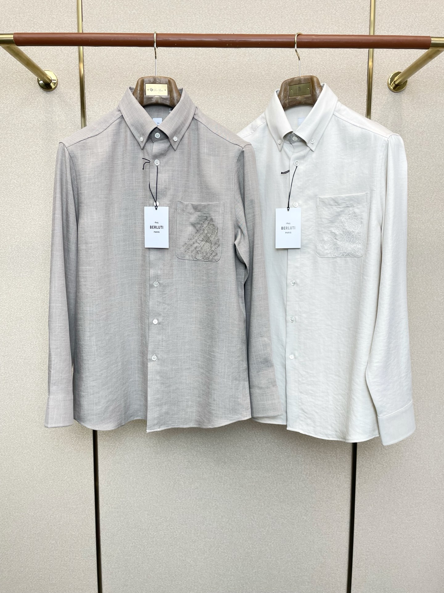 NO:624752,.BERLUTI is a new style that will be used by everyone!  New original men's casual shirt, high-end customization, high version, fashionable and versatile original imported fabric, collar and hem, super soft and delicate to the touch, skin-friendly and comfortable to wear, high-end boutique, exquisite upper body made by the factory, very good, men's essential items, complete with three standards, size 48-56,,shirts,alexander wang19860909.BERLUTI布鲁提砸锅卖铁都要上的新款！新款原单男士休闲衬衫 高端定制 高版本 时尚百搭爆款原版进口面料 领口衣摆 手感超柔软细腻 穿着亲肤舒适 高端精品 代工厂精细做上身非常赞 男士必备单品 三标齐全 尺码48-56,,shirts,alexander wang,Men's clothing