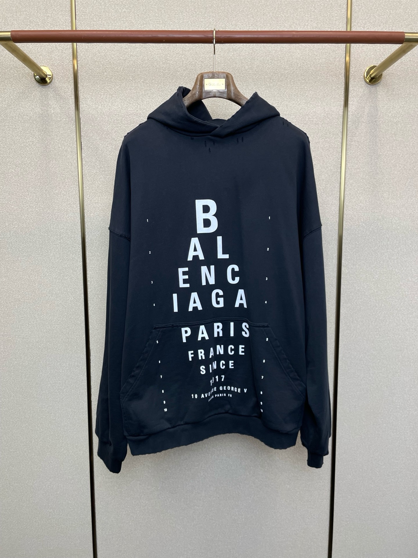 NO:624741,.Balenciaga’s new style is a must-have!  New original men's casual sweatshirt, hooded letter printed loose sweatshirt, high-end customization, high-end version, fashionable and versatile, popular imported fabrics, super soft and delicate to the touch, skin-friendly and comfortable to wear, high-end boutique, factory finely made upper body is very good, men's must-have item, complete with three standards, size S-L,,balenciaga,balenciaga,hoodie,sweatshirts,hats,alexander wang19860909.Balenciaga巴黎世家砸锅卖铁都要上的新款！新款原单男士休闲卫衣 连帽字母印花宽松卫衣 高端定制 高端版本 时尚百搭爆款进口面料 手感超柔软细腻 穿着亲肤舒适 高端精品 代工厂精细做上身非常赞 男士必备单品 三标齐全 码数S-L,,balenciaga,balenciaga,hoodie,sweatshirts,hats,alexander wang,Men's clothing