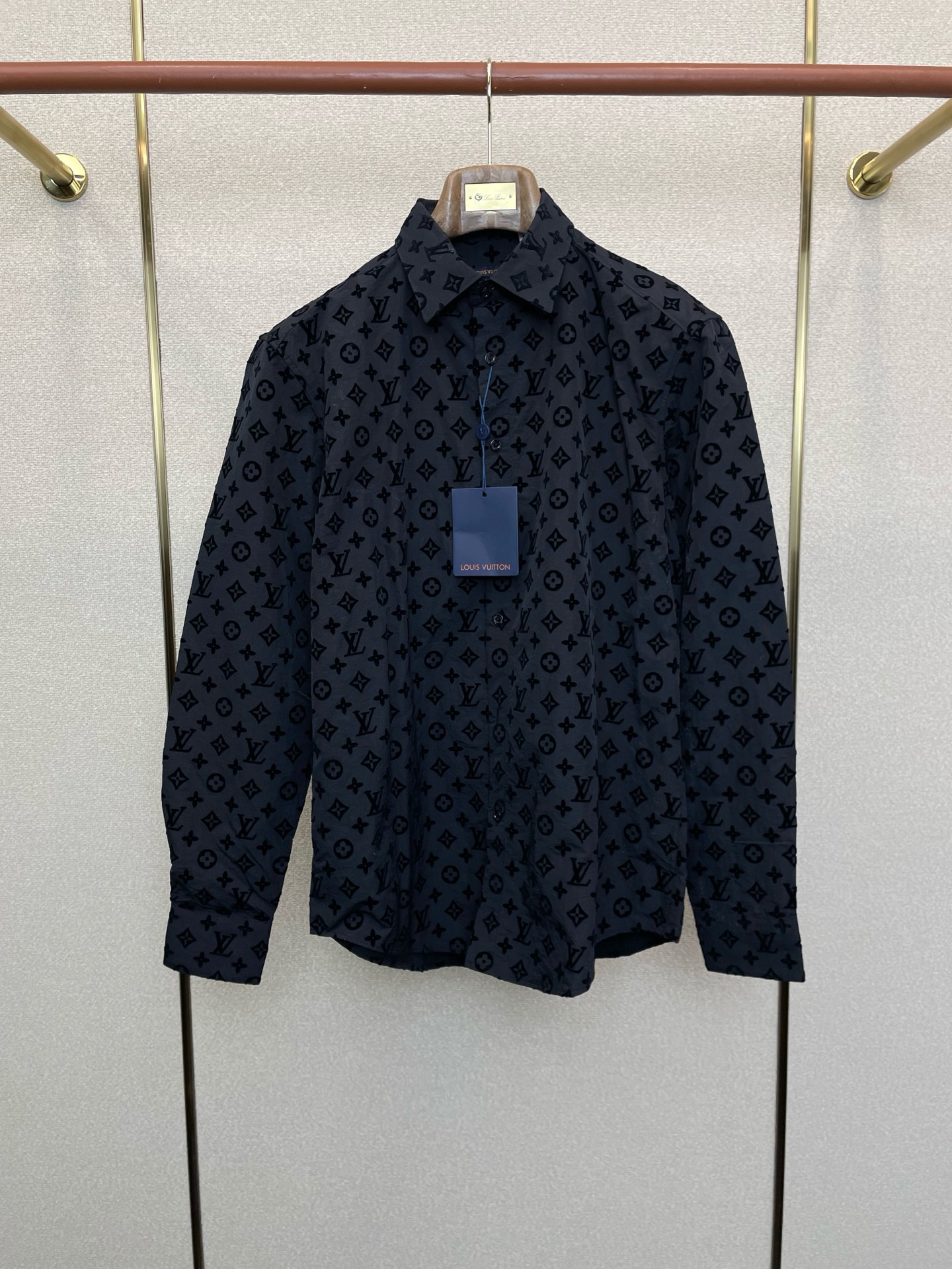 NO:624735,.Louis Vuitton Louis Vuitton’s new style is a must-have!  New original men's casual shirt, printed letter button shirt, high-end customization, high-end version, fashionable and versatile imported fabrics, super soft and delicate to the touch, skin-friendly and comfortable to wear, high-end boutique, fine upper body made by the factory, very good, men's essential item, complete with three labels, size S-XL,, louis vuitton, louis vuitton, shirts, alexander wang19860909.Louis Vuitton路易威登砸锅卖铁都要上的新款！新款原单男士休闲衬衫 印花字母钮扣衬衫 高端定制 高端版本 时尚百搭爆款进口面料 手感超柔软细腻 穿着亲肤舒适 高端精品 代工厂精细做上身非常赞 男士必备单品 三标齐全 码数S-XL,,louis vuitton,louis vuitton,shirts,alexander wang,Men's clothing