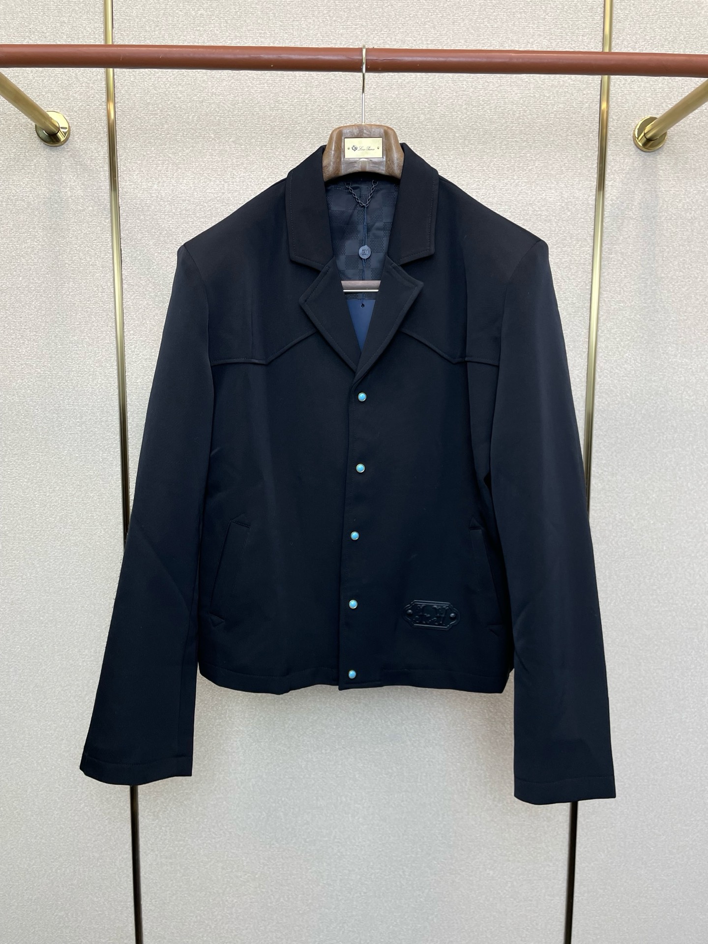 NO:624828,.Louis Vuitton Louis Vuitton’s new style is a must-have!  New original men's casual blazer. Solid color single-breasted casual blazer. High-end customization. High-end version. Fashionable and versatile imported fabric. Super soft and delicate feel. Skin-friendly and comfortable to wear. High-end boutique. The upper body is finely made by the factory. It is a must-have item for men. Three standards are complete. Size 46.48.50.52, louis vuitton, louis vuitton, jackets & coats, business suit, alexander wang19860909.Louis Vuitton路易威登砸锅卖铁都要上的新款！新款原单男士休闲西装外套 纯色单排扣休闲西装外套 高端定制 高端版本 时尚百搭爆款进口面料 手感超柔软细腻 穿着亲肤舒适 高端精品 代工厂精细做上身非常赞 男士必备单品 三标齐全 码数46.48.50.52,,louis vuitton,louis vuitton,jackets & coats,business suit,alexander wang,Men's clothing