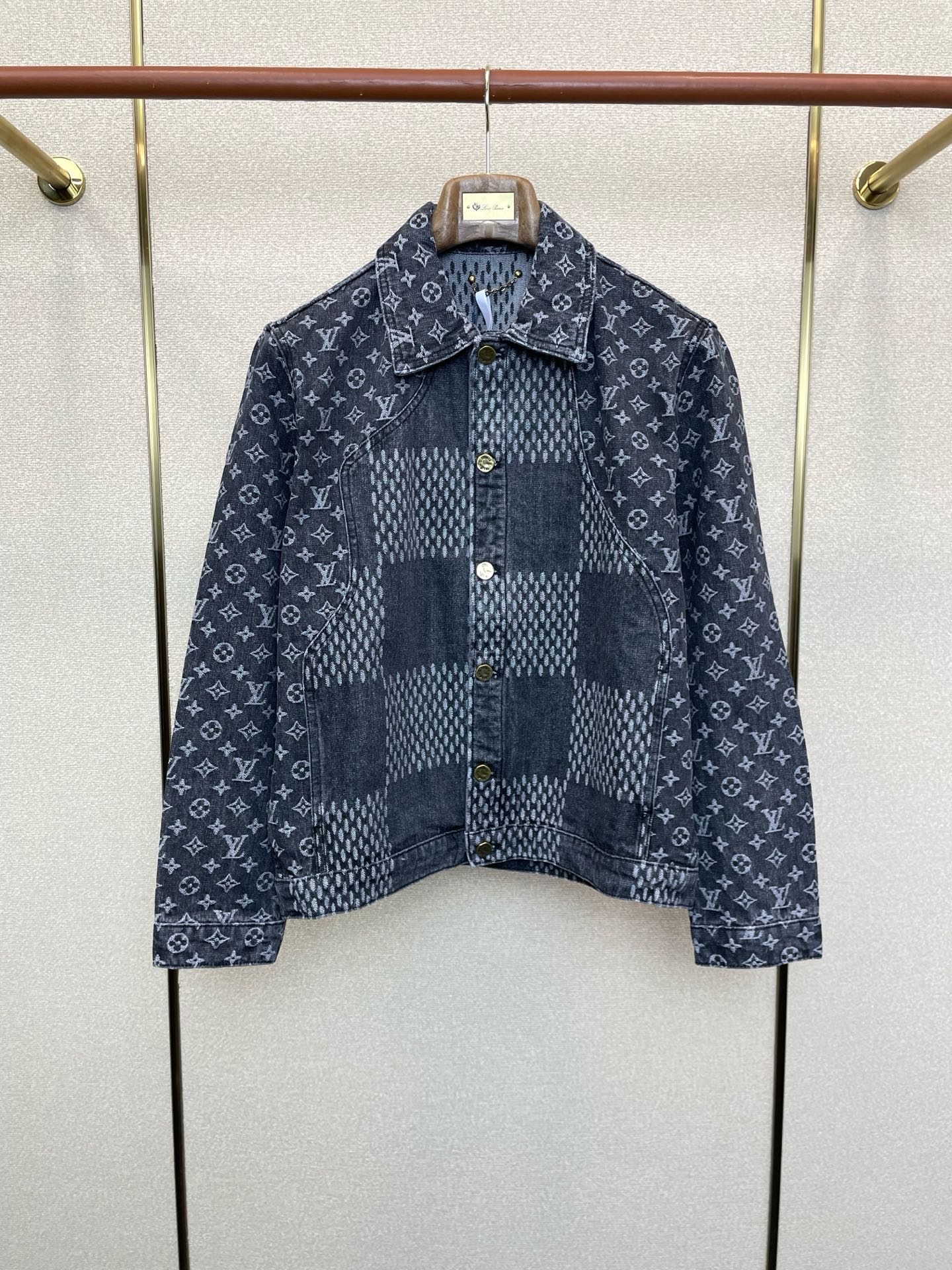 NO:624789,.Louis Vuitton Louis Vuitton’s new style is a must-have!  New original men's casual denim jacket, plaid old flower all over printed denim jacket, high-end customization, high-end version, fashionable and versatile imported fabrics, super soft and delicate feel, skin-friendly and comfortable to wear, high-end boutique, the upper body is exquisitely made by the factory, a must-have item for men, complete with three standards, code number 46.48.50.52,,louis vuitton,louis vuitton,jackets & coats,alexander wang19860909.Louis Vuitton路易威登砸锅卖铁都要上的新款！新款原单男士休闲牛仔外套 格子老花满印牛仔外套 高端定制 高端版本 时尚百搭爆款进口面料 手感超柔软细腻 穿着亲肤舒适 高端精品 代工厂精细做上身非常赞 男士必备单品 三标齐全 码数46.48.50.52,,louis vuitton,louis vuitton,jackets & coats,alexander wang,Men's clothing