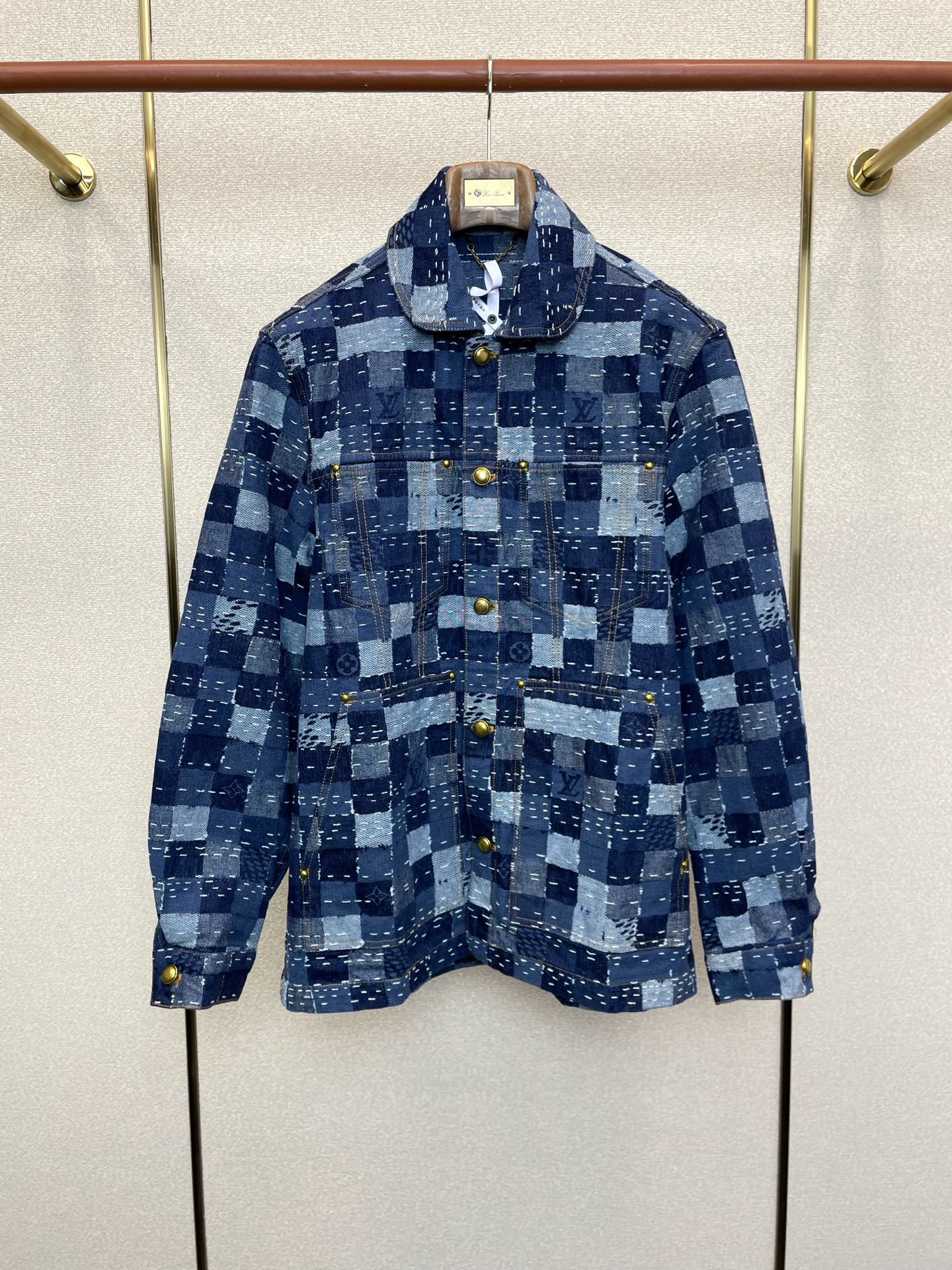 NO:624793,.Louis Vuitton Louis Vuitton’s new style is a must-have!  New original men's casual denim jacket jacket, work denim jacket jacket, high-end customization, high-end version, fashionable and versatile imported fabrics, super soft and delicate feel, skin-friendly and comfortable to wear, high-end boutique, fine upper body made by the factory, very good, men's essential item, complete with three standards, code number 46.48.50.52,,louis vuitton,louis vuitton,jackets & coats,jackets & coats,alexander wang19860909.Louis Vuitton路易威登砸锅卖铁都要上的新款！新款原单男士休闲牛仔夹克外套 工装牛仔夹克外套 高端定制 高端版本 时尚百搭爆款进口面料 手感超柔软细腻 穿着亲肤舒适 高端精品 代工厂精细做上身非常赞 男士必备单品 三标齐全 码数46.48.50.52,,louis vuitton,louis vuitton,jackets & coats,jackets & coats,alexander wang,Men's clothing