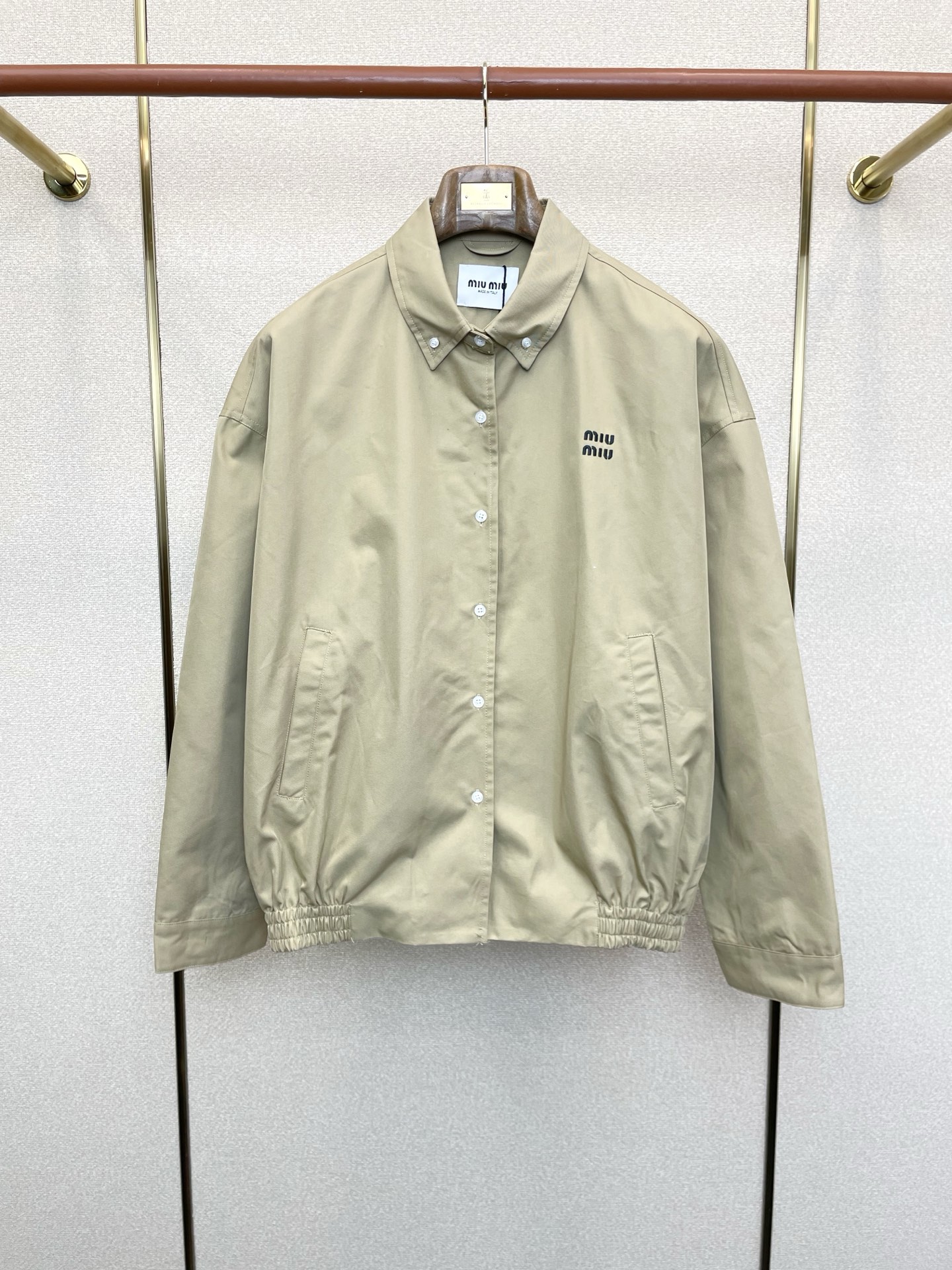 NO:624811,.Miumiu Miumiu is a new model that everyone will buy!  New original men's casual jacket, solid color embroidered logo jacket, high-end customization, high-end version, fashionable and versatile imported fabrics, super soft and delicate to the touch, skin-friendly and comfortable to wear, high-end boutique, the upper body is exquisitely made by the factory, a must-have item for men, complete with three standards, code number 36.38.40.42,,miumiu,jackets & coats,jackets & coats,alexander wang19860909.Miumiu谬谬砸锅卖铁都要上的新款！新款原单男士休闲夹克外套 纯色刺绣logo夹克外套 高端定制 高端版本 时尚百搭爆款进口面料 手感超柔软细腻 穿着亲肤舒适 高端精品 代工厂精细做上身非常赞 男士必备单品 三标齐全 码数36.38.40.42,,miumiu,jackets & coats,jackets & coats,alexander wang,Men's clothing