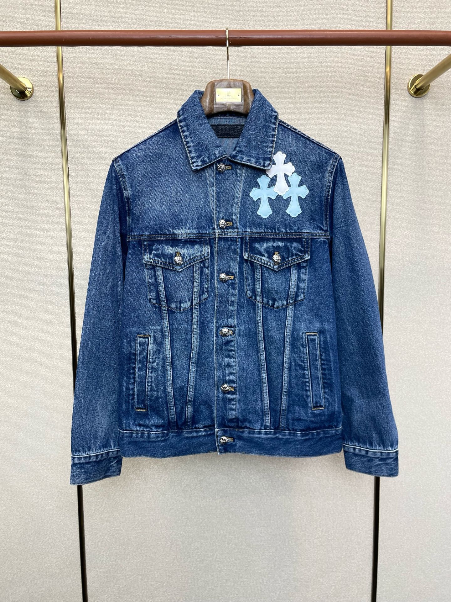 NO:624797,.Chrome hearts are a new style that everyone will buy!  New original men's casual denim jacket, high-end customization, high-end version, fashionable and versatile, popular imported fabrics, super soft and delicate to the touch, skin-friendly and comfortable to wear, high-end boutique, fine upper body made by the factory, very good, a must-have item for men, complete with three standards, code number 46.48.50.52,,chrome hearts,chrome hearts,jackets & coats,alexander wang19860909.chrome hearts克罗心砸锅卖铁都要上的新款！新款原单男士休闲牛仔外套 高端定制 高端版本 时尚百搭爆款进口面料 手感超柔软细腻 穿着亲肤舒适 高端精品 代工厂精细做上身非常赞 男士必备单品 三标齐全 码数46.48.50.52,,chrome hearts,chrome hearts,jackets & coats,alexander wang,Men's clothing