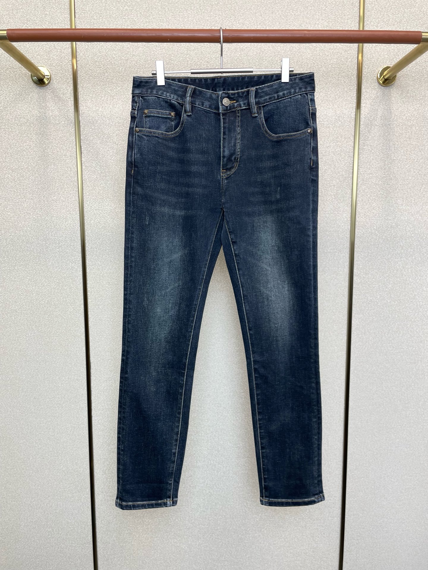 NO:627902,.Burberry’s new style is a must-have!  New high-end version of casual jeans!  Custom-made fabrics at the counter are highly breathable and comfortable, with impeccable details and brand element design concepts, reflecting high quality. It feels delicate and soft!  It presents a casual cut and the upper body shape is awesome!  Code number 29-38 (no 37),,burberry,burberry,jeans,alexander wang19860909.Burberry巴宝莉砸锅卖铁都要上的新款！新款休闲牛仔裤高端版本！专柜定制面料 透气舒适度高,细节无可挑剔,品牌元素设计理念,体现高品质.手感细腻柔软！呈现休闲裁剪,上身版型超赞！码数29-38（无37）,,burberry,burberry,jeans,alexander wang,Men's clothing