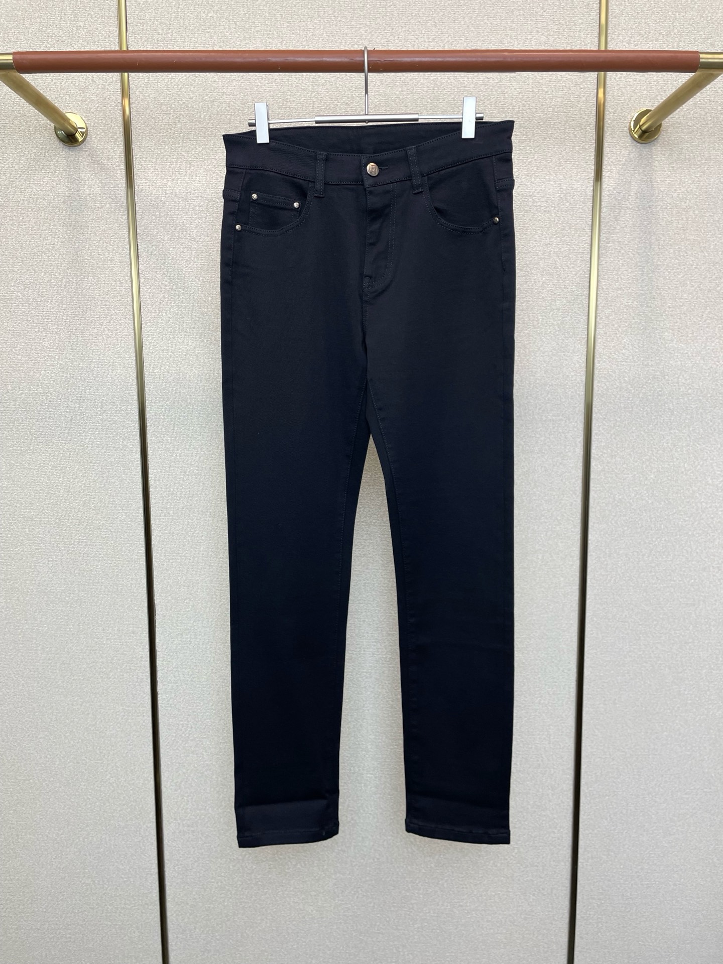 NO:627879,.Louis Vuitton Louis Vuitton’s new style is a must-have!  New high-end version of casual jeans!  Custom-made fabrics at the counter are highly breathable and comfortable, with impeccable details and brand element design concepts, reflecting high quality. It feels delicate and soft!  It presents a casual cut and the upper body shape is awesome!  Code number 29-38 (no 37),,louis vuitton,louis vuitton,jeans,alexander wang19860909.Louis Vuitton路易威登砸锅卖铁都要上的新款！新款休闲牛仔裤高端版本！专柜定制面料 透气舒适度高,细节无可挑剔,品牌元素设计理念,体现高品质.手感细腻柔软！呈现休闲裁剪,上身版型超赞！码数29-38（无37）,,louis vuitton,louis vuitton,jeans,alexander wang,Men's clothing