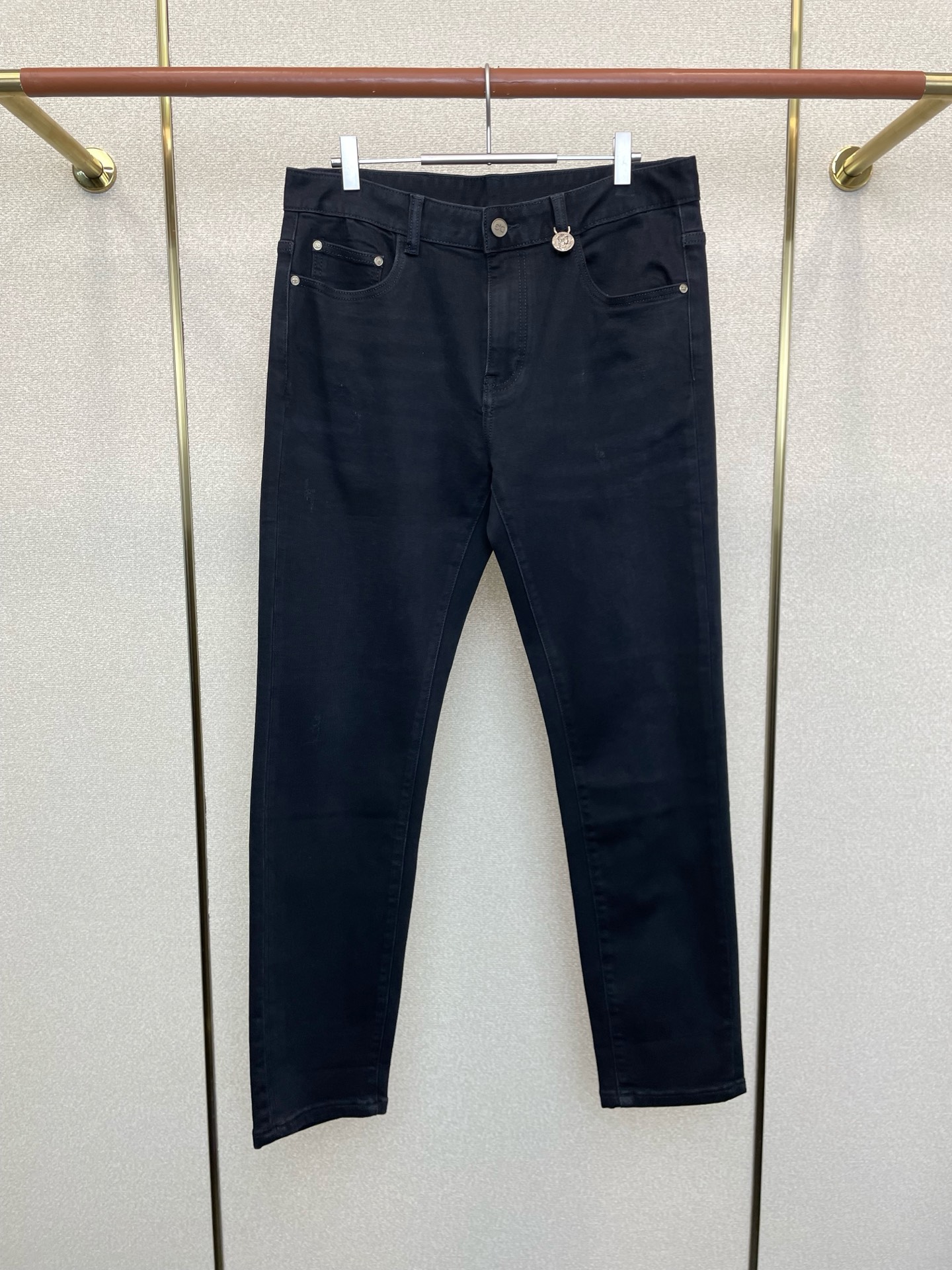 NO:627895,.Dolce&Gabbana’s new style is a must-have!  New high-end version of casual jeans!  Custom-made fabrics at the counter are highly breathable and comfortable, with impeccable details and brand element design concepts, reflecting high quality. It feels delicate and soft!  It presents a casual cut and the upper body shape is awesome!  Code number 29-38 (no 37),,Dolce&Gabbana,Dolce&Gabbana,jeans,alexander wang19860909.Dolce&Gabbana杜嘉班纳砸锅卖铁都要上的新款！新款休闲牛仔裤高端版本！专柜定制面料 透气舒适度高,细节无可挑剔,品牌元素设计理念,体现高品质.手感细腻柔软！呈现休闲裁剪,上身版型超赞！码数29-38（无37）,,Dolce&Gabbana,Dolce&Gabbana,jeans,alexander wang,Men's clothing