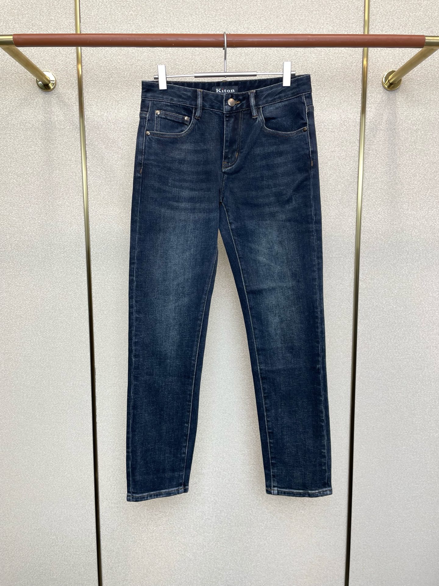 NO:627909,.KITON is a new model that will sell everything!  New high-end version of casual jeans!  Custom-made fabrics at the counter are highly breathable and comfortable, with impeccable details and brand element design concepts, reflecting high quality. It feels delicate and soft!  It presents a casual cut and the upper body shape is awesome!  Code number 29-38 (no 37),,jeans,alexander wang19860909.KITON砸锅卖铁都要上的新款！新款休闲牛仔裤高端版本！专柜定制面料 透气舒适度高,细节无可挑剔,品牌元素设计理念,体现高品质.手感细腻柔软！呈现休闲裁剪,上身版型超赞！码数29-38（无37）,,jeans,alexander wang,Men's clothing