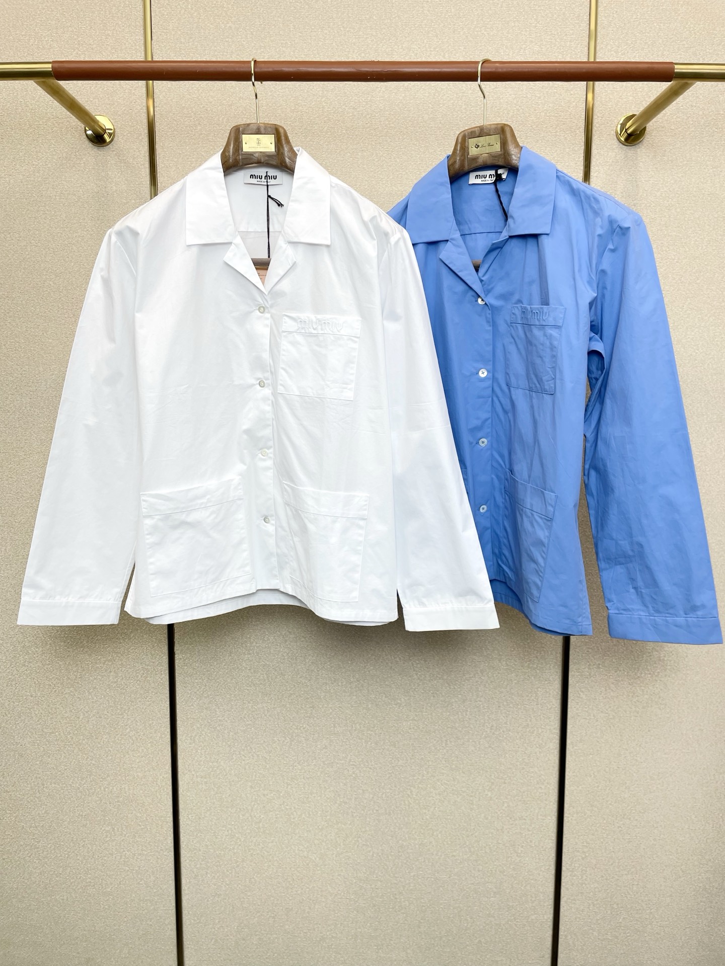 NO:624744,.Miumiu Miumiu is a new model that everyone will buy!  New original men's casual shirts, poplin texture shirts, high-end customization, high-end versions, fashionable and versatile, popular imported fabrics, super soft and delicate to the touch, skin-friendly and comfortable to wear, high-end boutique, the upper body is exquisitely made by the factory, a must-have item for men, complete with three standards, code number 36.38.40.42,,miumiu,shirts,alexander wang19860909.Miumiu谬谬砸锅卖铁都要上的新款！新款原单男士休闲衬衫 府绸质感衬衫 高端定制 高端版本 时尚百搭爆款进口面料 手感超柔软细腻 穿着亲肤舒适 高端精品 代工厂精细做上身非常赞 男士必备单品 三标齐全 码数36.38.40.42,,miumiu,shirts,alexander wang,Men's clothing