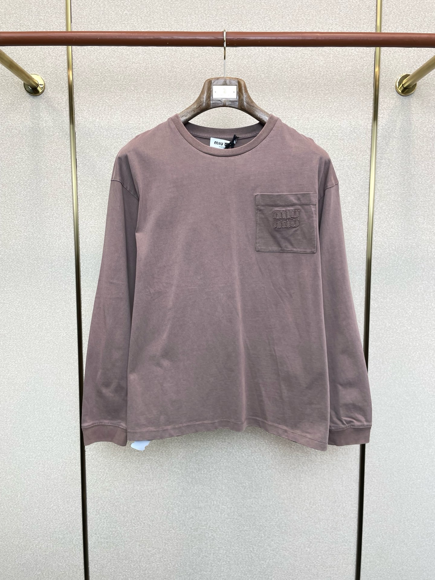 NO:624730,.Miumiu Miumiu is a new model that everyone will buy!  New original men's casual long sleeves, high-end customization, high-end version, fashionable and versatile imported fabrics, super soft and delicate to the touch, skin-friendly and comfortable to wear, high-end boutique, the upper body is exquisitely made by the factory, a must-have item for men, complete with three standards, size S-XL, miumiu, alexander wang19860909.Miumiu谬谬砸锅卖铁都要上的新款！新款原单男士休闲长袖 高端定制 高端版本 时尚百搭爆款进口面料 手感超柔软细腻 穿着亲肤舒适 高端精品 代工厂精细做上身非常赞 男士必备单品 三标齐全 码数S-XL,,miumiu,alexander wang,Men's clothing