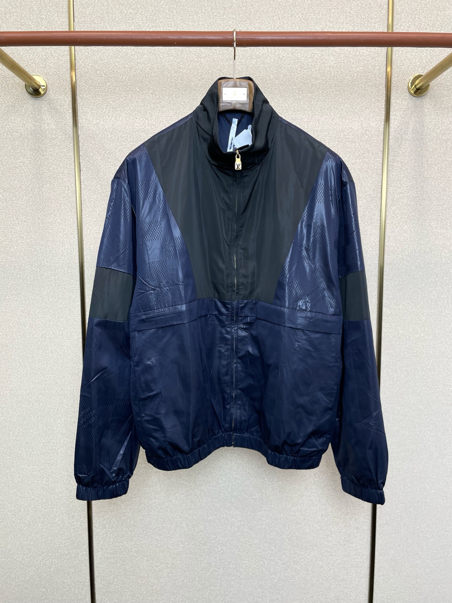 NO:624801,.Louis Vuitton Louis Vuitton’s new style is a must-have!  New original men's casual sweatshirt, high-end customization, high-end version, fashionable and versatile imported fabrics, super soft and delicate to the touch, skin-friendly and comfortable to wear, high-end boutique, the upper body is finely made by the factory, very good, a must-have item for men, complete with three standards, size S-XL,, louis vuitton, louis vuitton, alexander wang19860909.Louis Vuitton路易威登砸锅卖铁都要上的新款！新款原单男士休闲运动衫 高端定制 高端版本 时尚百搭爆款进口面料 手感超柔软细腻 穿着亲肤舒适 高端精品 代工厂精细做上身非常赞 男士必备单品 三标齐全 码数S-XL,,louis vuitton,louis vuitton,alexander wang,Men's clothing