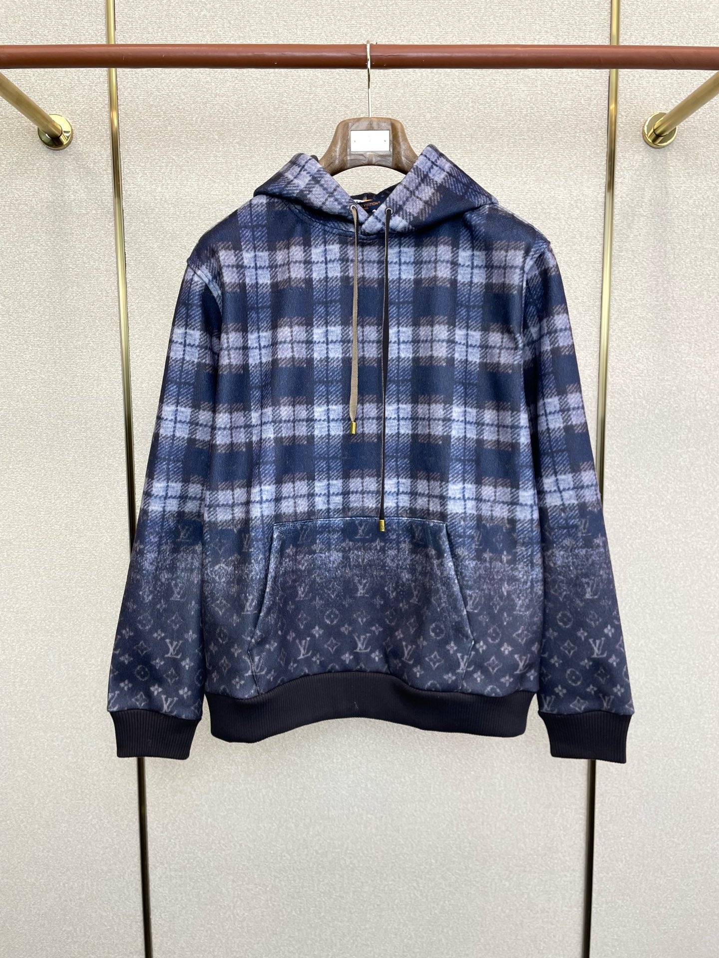 NO:624749,.Louis Vuitton Louis Vuitton’s new style is a must-have!  New original men's casual hoodie, plaid gradient hoodie, high-end customization, high-end version, fashionable and versatile imported fabrics, super soft and delicate to the touch, skin-friendly and comfortable to wear, high-end boutique, the upper body is exquisitely made by the factory, a must-have item for men, complete with three standards, size S-XL,, louis vuitton, louis vuitton, hats, alexander wang19860909.Louis Vuitton路易威登砸锅卖铁都要上的新款！新款原单男士休闲连帽衫 格纹渐变连帽衫 高端定制 高端版本 时尚百搭爆款进口面料 手感超柔软细腻 穿着亲肤舒适 高端精品 代工厂精细做上身非常赞 男士必备单品 三标齐全 码数S-XL,,louis vuitton,louis vuitton,hats,alexander wang,Men's clothing