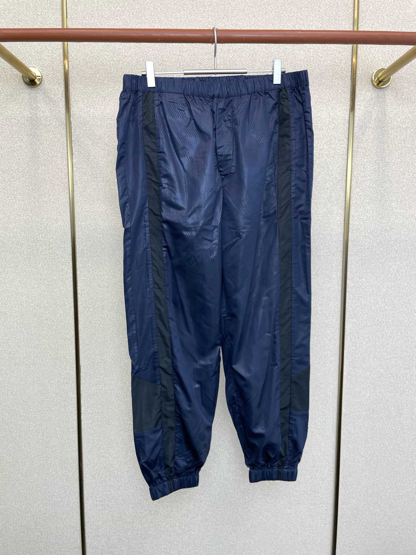 NO:624679,.Louis Vuitton Louis Vuitton’s new style is a must-have!  New original men's casual pants and sports pants, high-end customization, high-end version, fashionable and versatile imported fabrics, super soft and delicate to the touch, skin-friendly and comfortable to wear, high-end boutique, the upper body is exquisitely made by the factory, a must-have item for men, complete with three standards, code number 46.48.50.52,, louis vuitton, louis vuitton, alexander wang19860909.Louis Vuitton路易威登砸锅卖铁都要上的新款！新款原单男士休闲裤 运动裤 高端定制 高端版本 时尚百搭爆款进口面料 手感超柔软细腻 穿着亲肤舒适 高端精品 代工厂精细做上身非常赞 男士必备单品 三标齐全 码数46.48.50.52,,louis vuitton,louis vuitton,alexander wang,Men's clothing