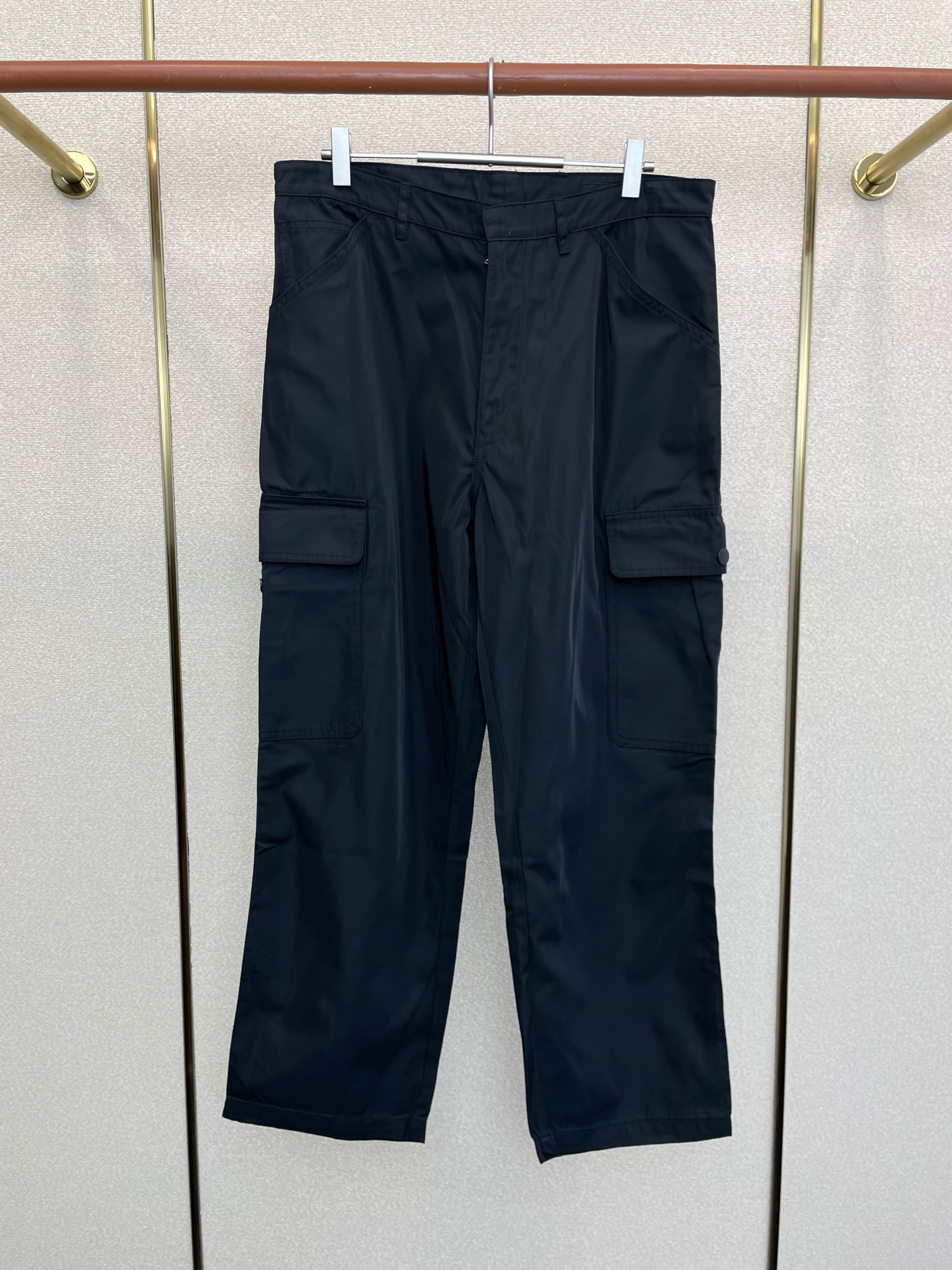 NO:624685,.Prada is a new model that will sell everything!  New original men's casual pants, high-end customization, high-end version, fashionable and versatile, popular imported fabrics, super soft and delicate to the touch, skin-friendly and comfortable to wear, high-end boutique, the upper body is exquisitely made by the factory, a must-have item for men, complete with three standards, size S-XL,, prada, prada, alexander wang19860909.Prada普拉达砸锅卖铁都要上的新款！新款原单男士休闲裤 高端定制 高端版本 时尚百搭爆款进口面料 手感超柔软细腻 穿着亲肤舒适 高端精品 代工厂精细做上身非常赞 男士必备单品 三标齐全 码数S-XL,,prada,prada,alexander wang,Men's clothing