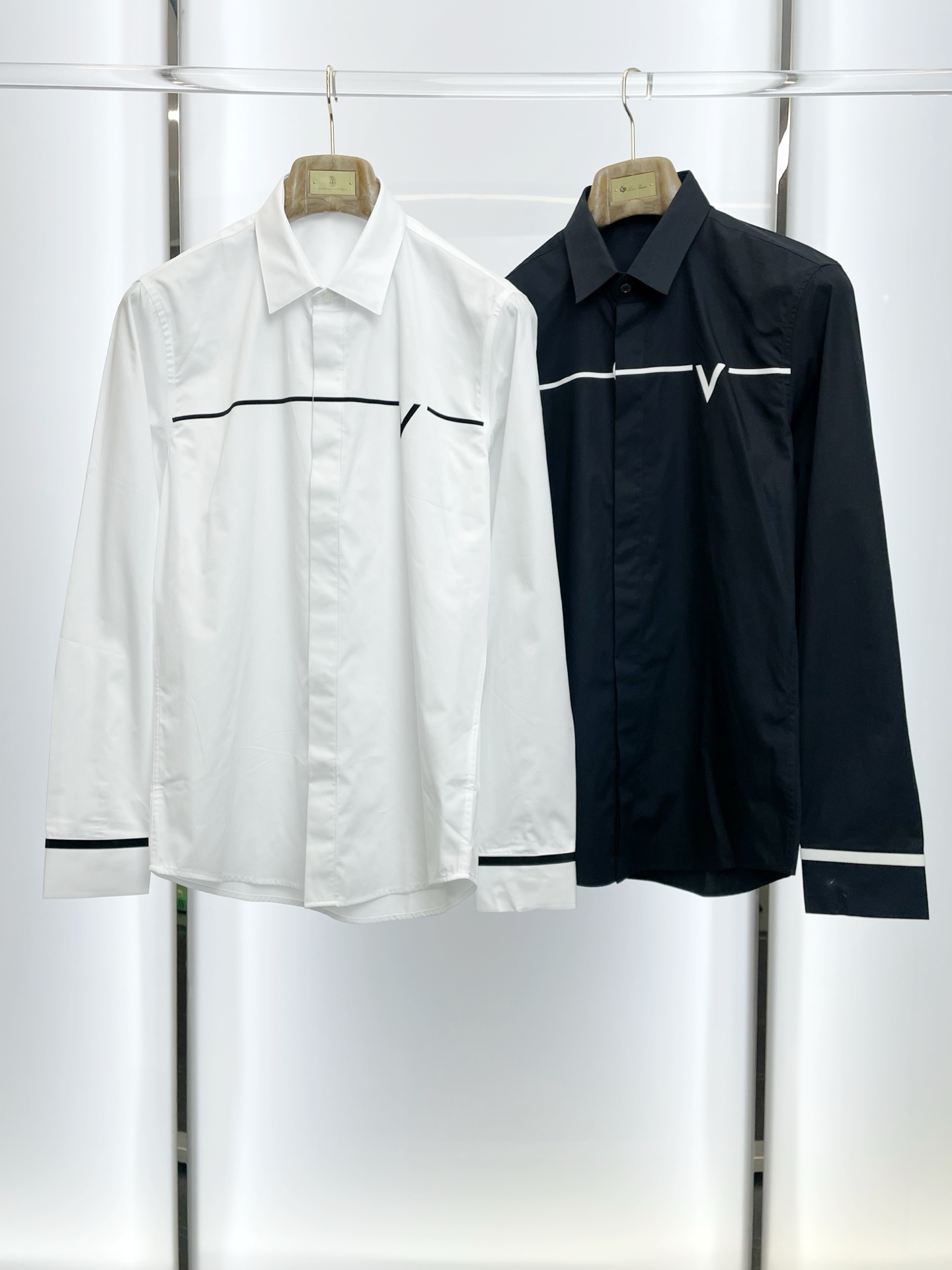 NO:627859,.VALENTINO Valentino’s new model is a must-have!  New men's casual shirts, high-end customization, high-end version, fashionable and versatile, popular imported fabrics, super soft and delicate to the touch, skin-friendly and comfortable to wear, high-end boutique, the upper body is exquisitely made by the factory, it is very good, a must-have item for men, complete with three labels, code number 38-43,,valentino,valentino,shirts,alexander wang19860909.VALENTINO华伦天奴砸锅卖铁都要上的新款！新款男士休闲衬衫 高端定制 高端版本 时尚百搭爆款进口面料 手感超柔软细腻 穿着亲肤舒适 高端精品 代工厂精细做上身非常赞 男士必备单品 三标齐全 码数38-43,,valentino,valentino,shirts,alexander wang,Men's clothing