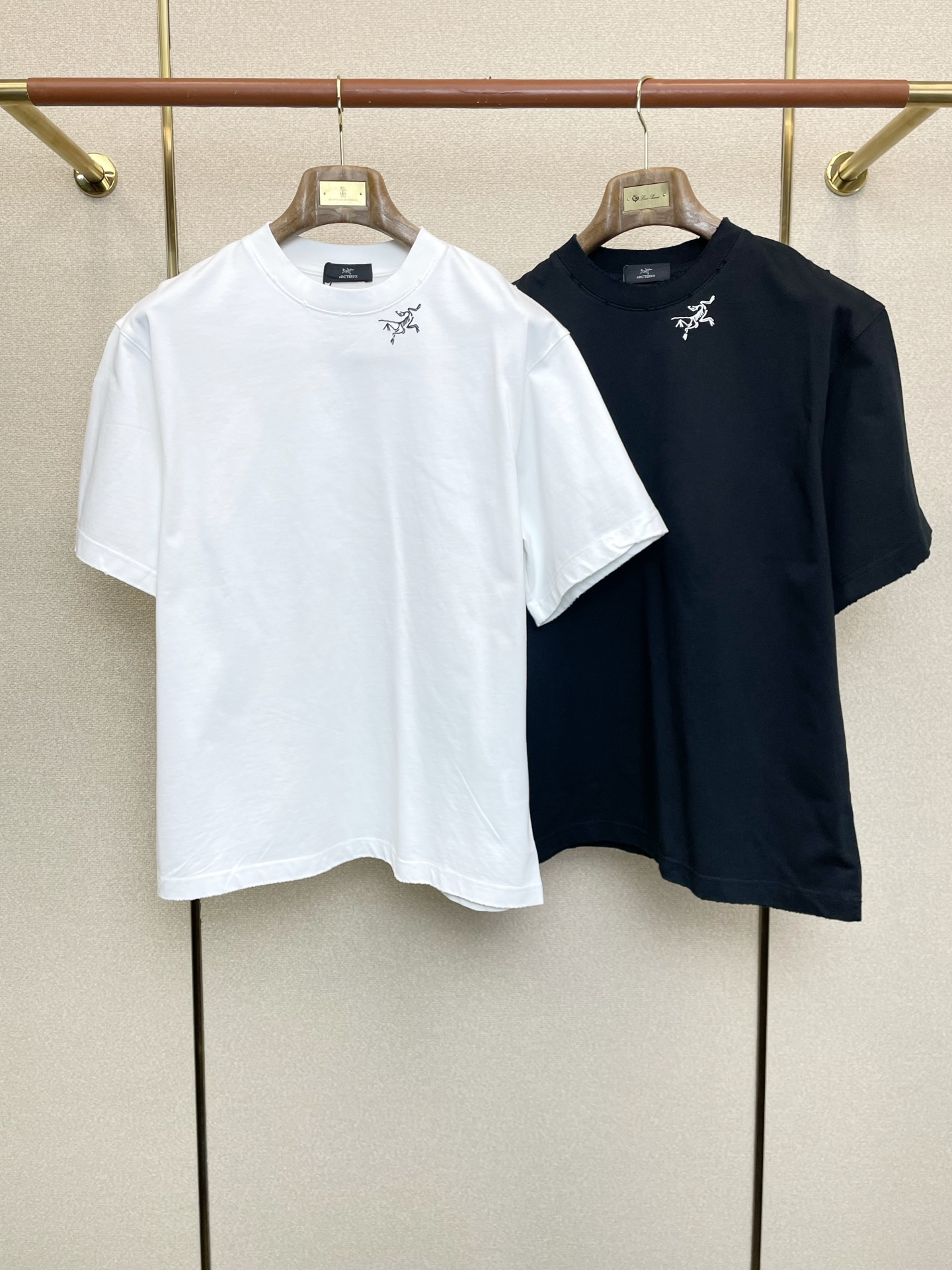 NO:624756,.Arc’teryx is a new model that everyone will buy!  New original men's casual spring and summer short sleeves, high-end customization, high-end version, fashionable and versatile, popular imported fabrics, super soft and delicate to the touch, skin-friendly and comfortable to wear, high-end boutique, exquisite upper body made by the factory, very good, men's must-have items, complete with three standards, size M-2XL, arc'teryx, T-shirt, alexander wang19860909.Arc’teryx始祖鸟砸锅卖铁都要上的新款！新款原单男士休闲春夏短袖 高端定制 高端版本 时尚百搭爆款进口面料 手感超柔软细腻 穿着亲肤舒适 高端精品 代工厂精细做上身非常赞 男士必备单品 三标齐全 码数M-2XL,arc'teryx,T-shirt,alexander wang,Men's clothing