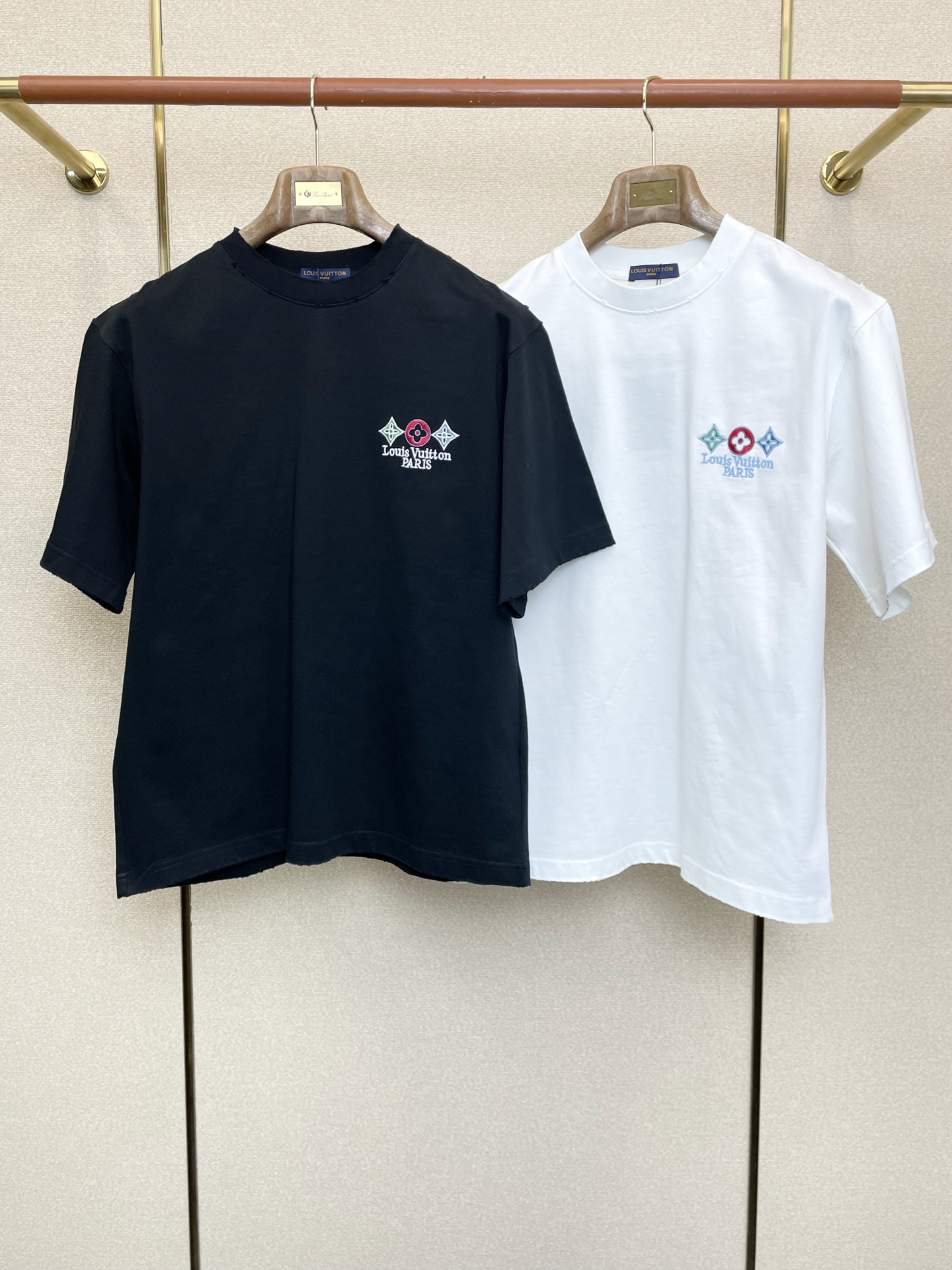 NO:627903,.Louis Vuitton Louis Vuitton’s new style is a must-have!  New original men's casual spring and summer short sleeves, high-end customization, high-end version, fashionable and versatile imported fabrics, super soft and delicate to the touch, skin-friendly and comfortable to wear, high-end boutique, fine upper body made by the factory, very good, men's must-have items, complete with three standards, size M-2XL, louis vuitton, louis vuitton, T-shirt, alexander wang19860909.Louis Vuitton路易威登砸锅卖铁都要上的新款！新款原单男士休闲春夏短袖 高端定制 高端版本 时尚百搭爆款进口面料 手感超柔软细腻 穿着亲肤舒适 高端精品 代工厂精细做上身非常赞 男士必备单品 三标齐全 码数M-2XL,,louis vuitton,louis vuitton,T-shirt,alexander wang,Men's clothing